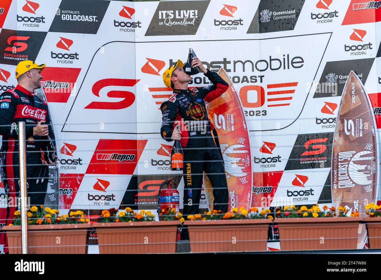 Gold Coast, Australien. 29. Oktober 2023. David Reynolds von Grove Racing ist beim Boost Mobile Gold Goast 500 ein „Shoey“ auf dem Podium. Quelle: James Forrester/Alamy Live News Stockfoto