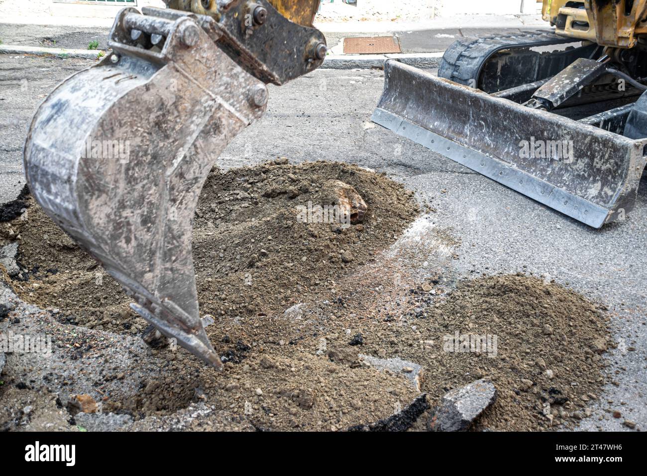 Nahaufnahme des Baggers beim Graben im Boden Stockfoto