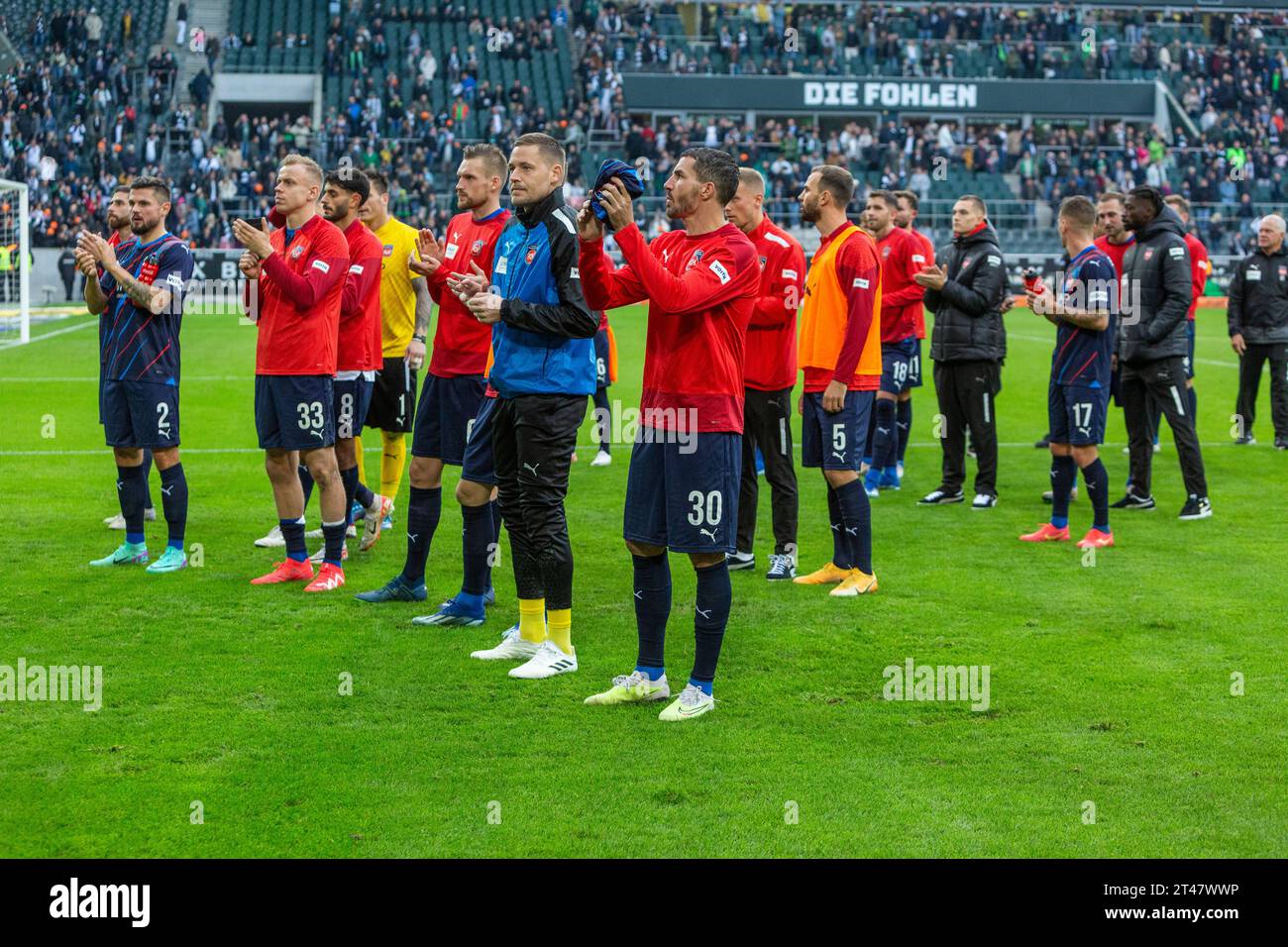 Sport, Fußball, Bundesliga, 2023/2024, Borussia Mönchengladbach vs. 1. FC Heidenheim 2:1, Stadion Borussia Park, nachdem die Heidenheimer Spieler sich bei ihren Fans für die Unterstützung bedankt haben, VERBIETEN DFL-VORSCHRIFTEN JEDE VERWENDUNG VON FOTOS ALS BILDSEQUENZEN UND/ODER QUASI-VIDEO Stockfoto