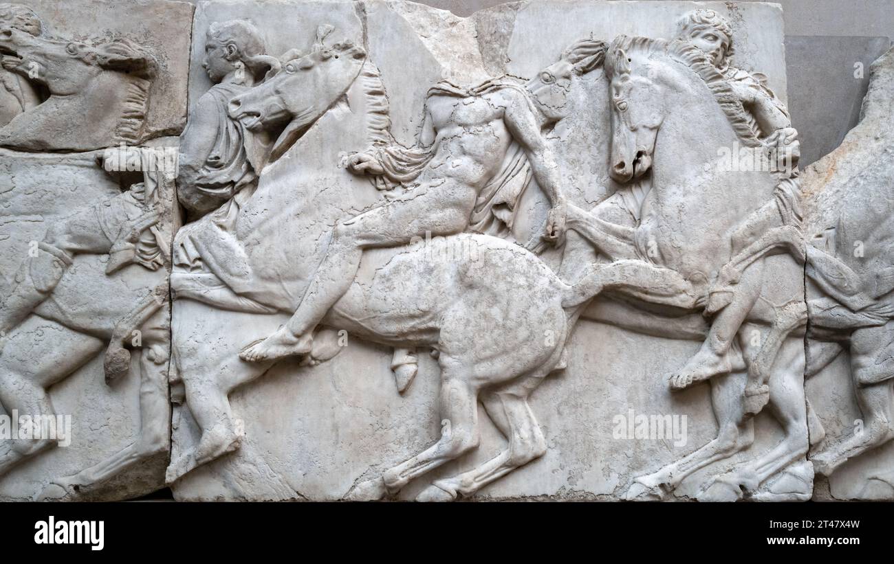 London, Großbritannien - 18. April 2022: Ein Teil der Elgin Marbles, eine Sammlung griechischer Skulpturen aus dem Parthenon in Athen, umstritten entfernt von Stockfoto