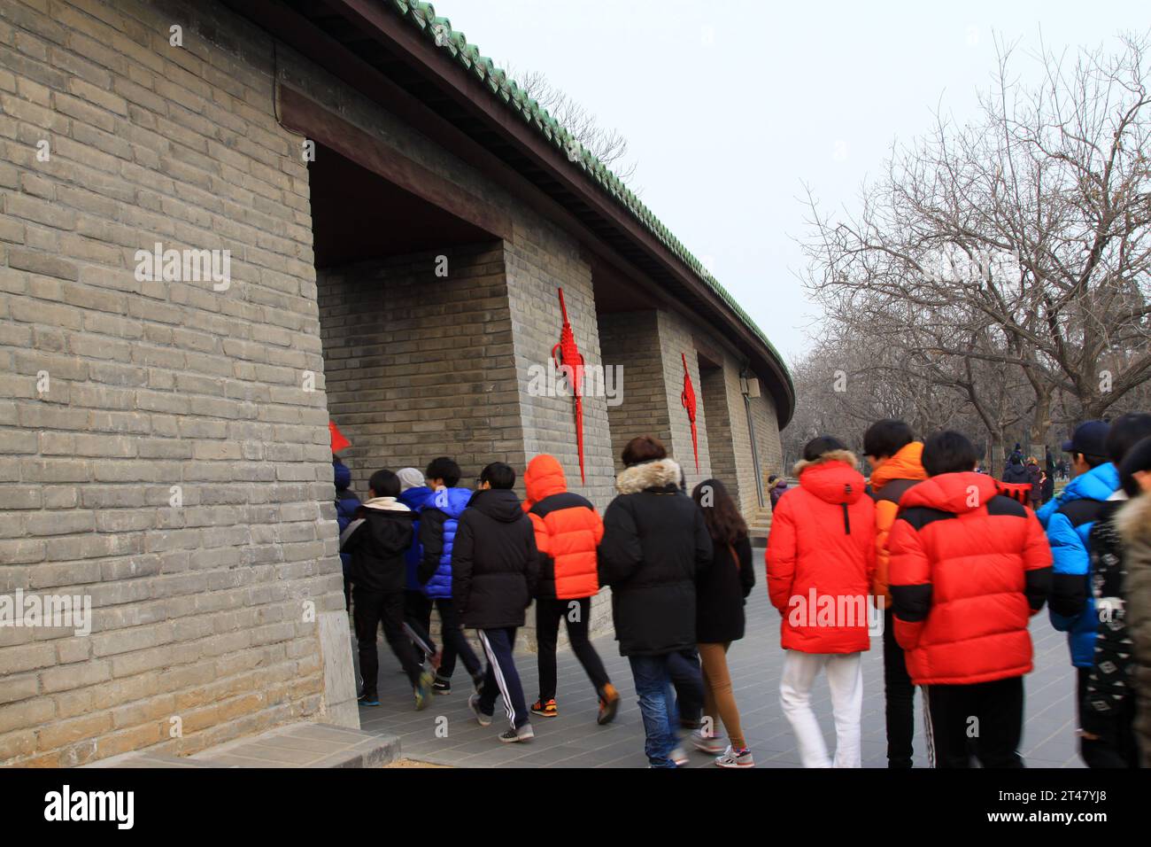 PEKING - 17. JANUAR: Der Zaun und Touristen im Tempel des Himmels Park, am 17. Januar 2014, Peking, China. Stockfoto