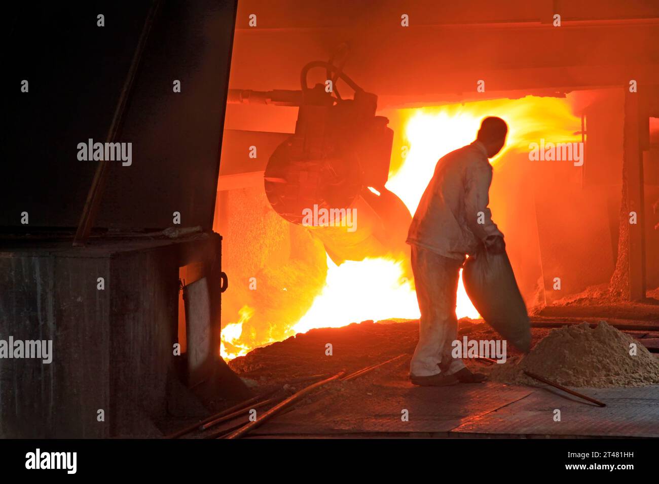 TANGSHAN - 19. JUNI: Arbeiter des Hochofens der Eisenwerke, am 19. Juni 2014, Stadt Tangshan, Provinz Hebei, China Stockfoto