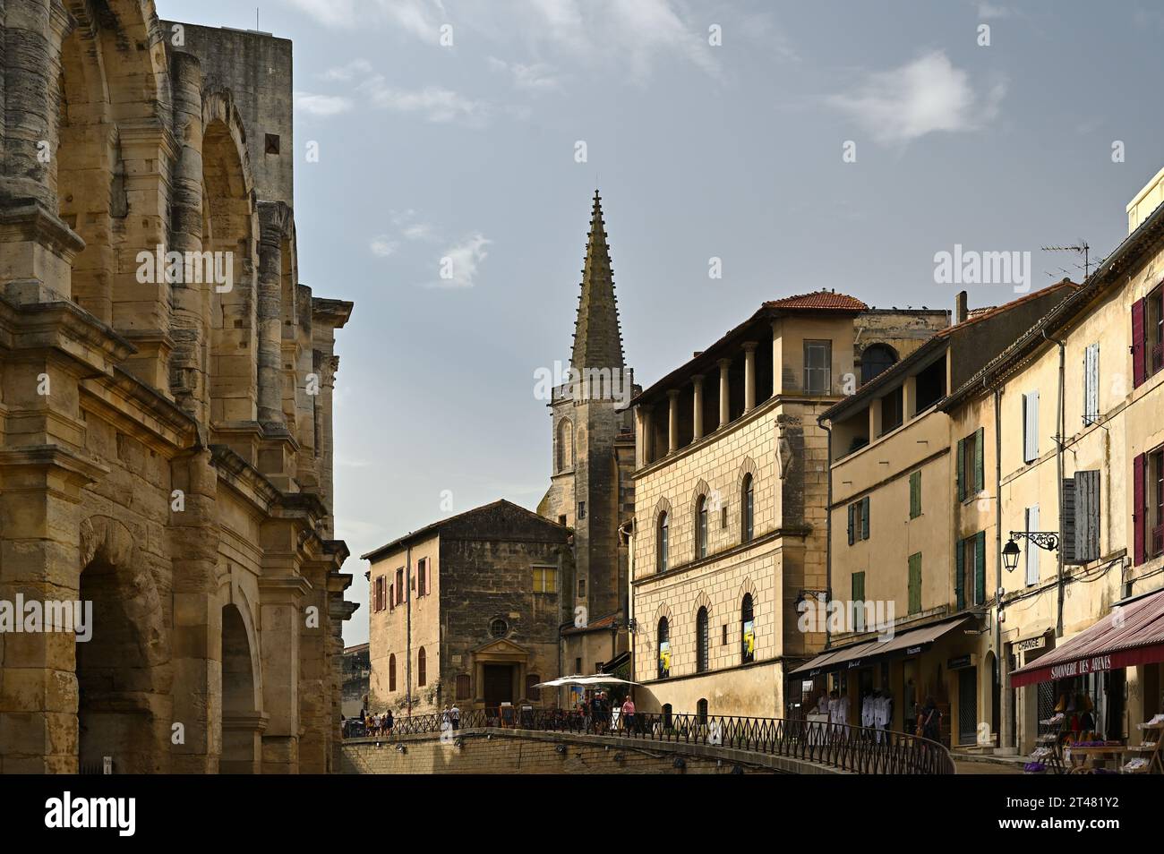 Römisches Amphitheater und Kloster der Cordeliers in Arles, Provence, Frankreich Stockfoto