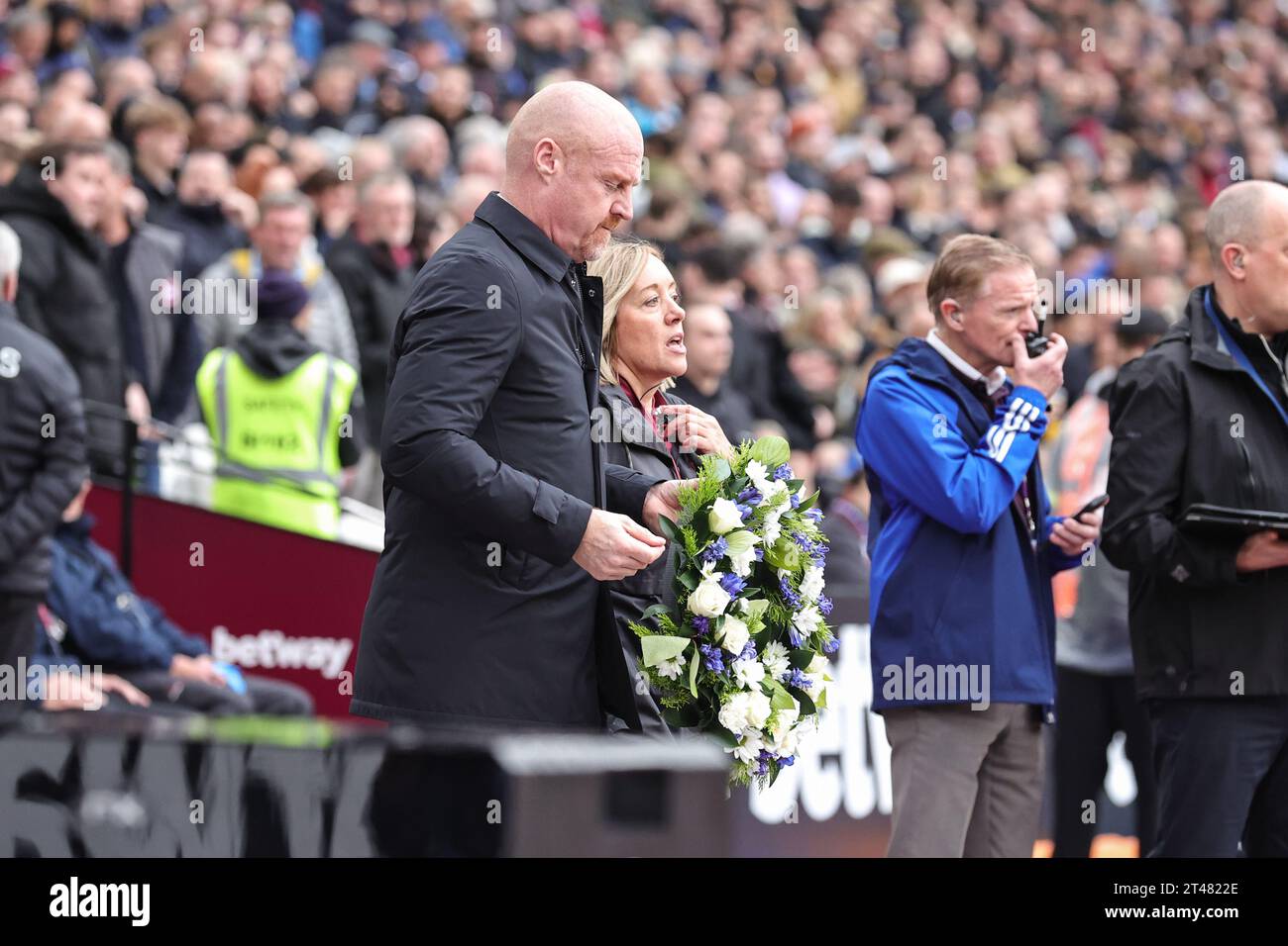 David Moyes Manager von West Ham United und Sean Dyche Manager von Everton zeigen Respekt gegenüber Sir Bobby Charlton und Bdill Kenwright beim Premier League Match West Ham United gegen Everton im London Stadium, London, Großbritannien, 29. Oktober 2023 (Foto: Mark Cosgrove/News Images) Stockfoto