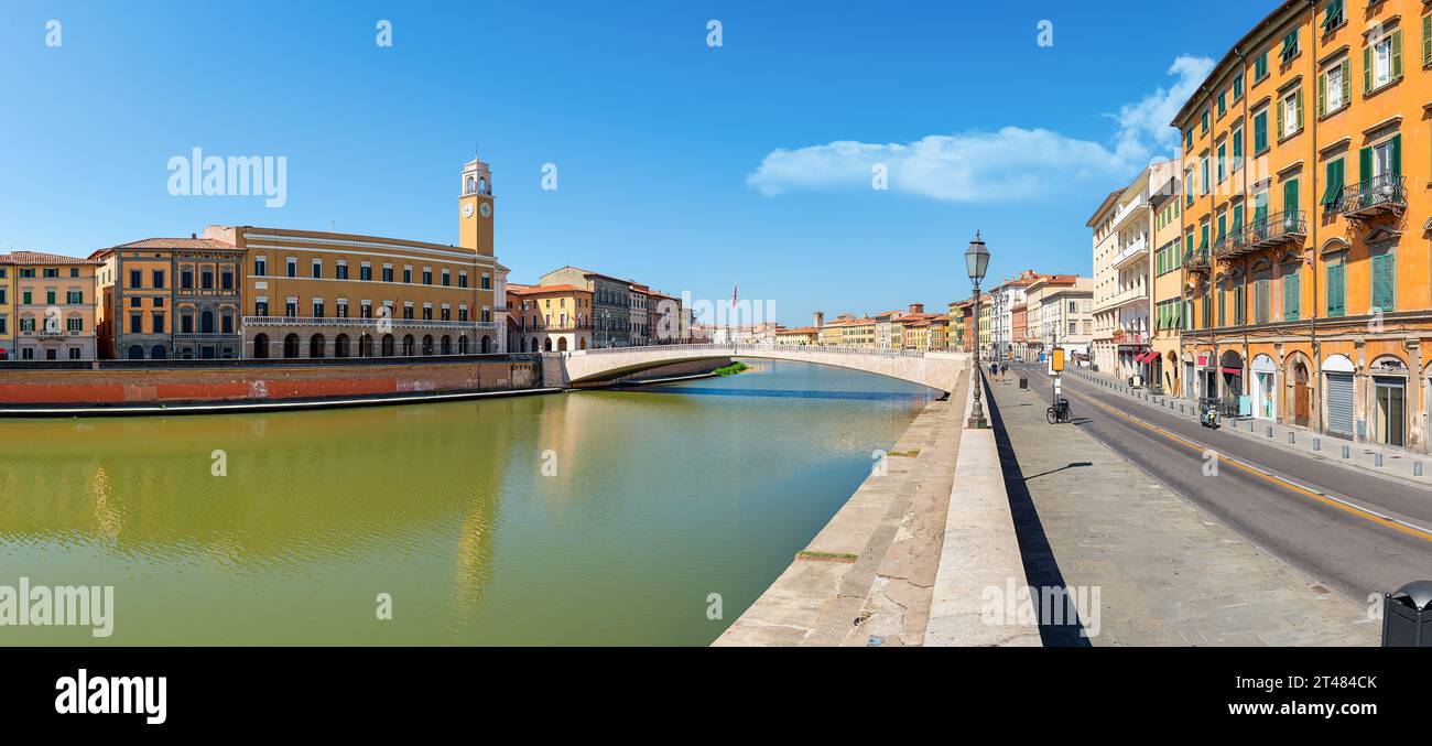 Blick auf die mittlere Brücke auf den Fluss Arno und den Praetorianpalast in Pisa, Italien. Stockfoto