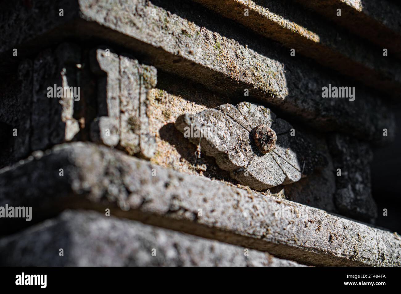 Abstrakter Hintergrund, gefälschter Spitzenachat mit goldenen Adern, gemalte künstliche Steinstruktur, marmorierte Oberfläche, digitale Marmorillustration Stockfoto