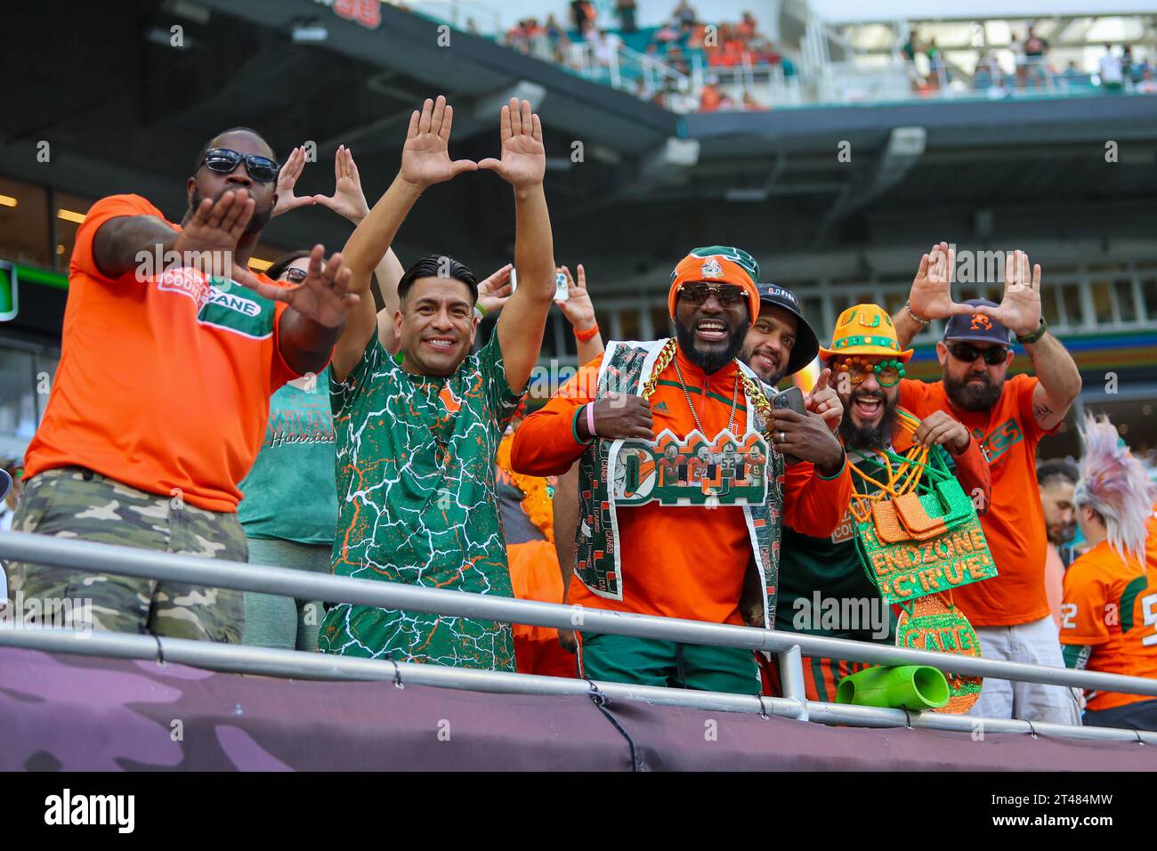 Canes-Fans genießen einen weiteren Touchdown für Miami Hurricanes gegen Virginia - ACC, Miami Gardens, Florida, USA 10/28/2023 Foto: Chris Arjoon/Credit Stockfoto