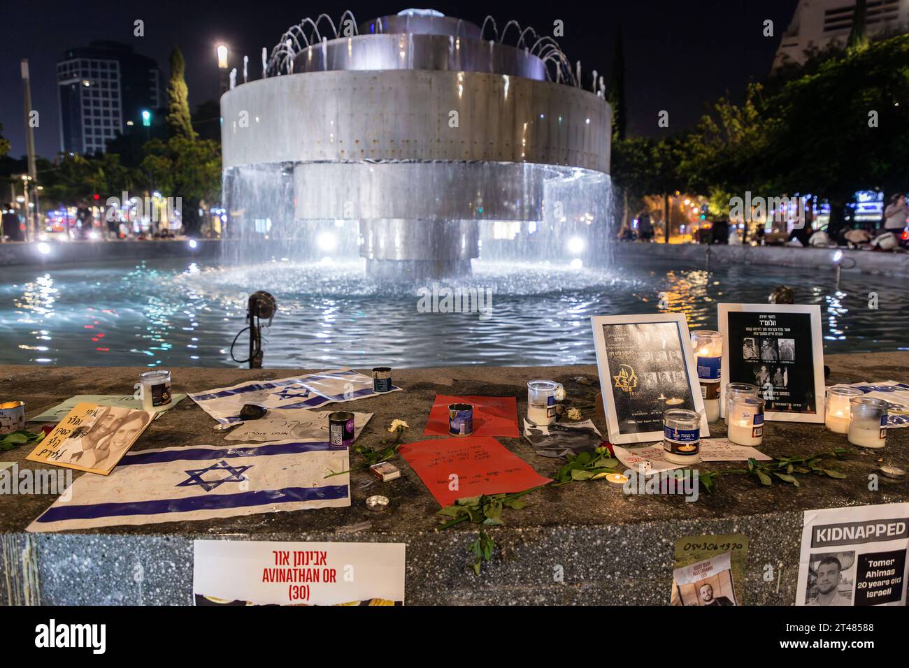 Tel Aviv, Israel - 28. Oktober 2023 - israelische Zivilisten versammelten sich solidarisch und hielten Banner für die israelischen Geiseln, die von der Hamas Dizengoff nach Gaza gebracht wurden Stockfoto