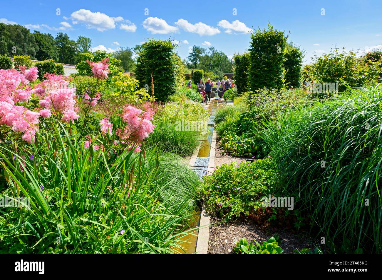 Wasserspiel im Paradise Garden Area des Weston Walled Garden im RHS Bridgewater Gardens, Worsley, Salford, Greater Manchester, UK Stockfoto