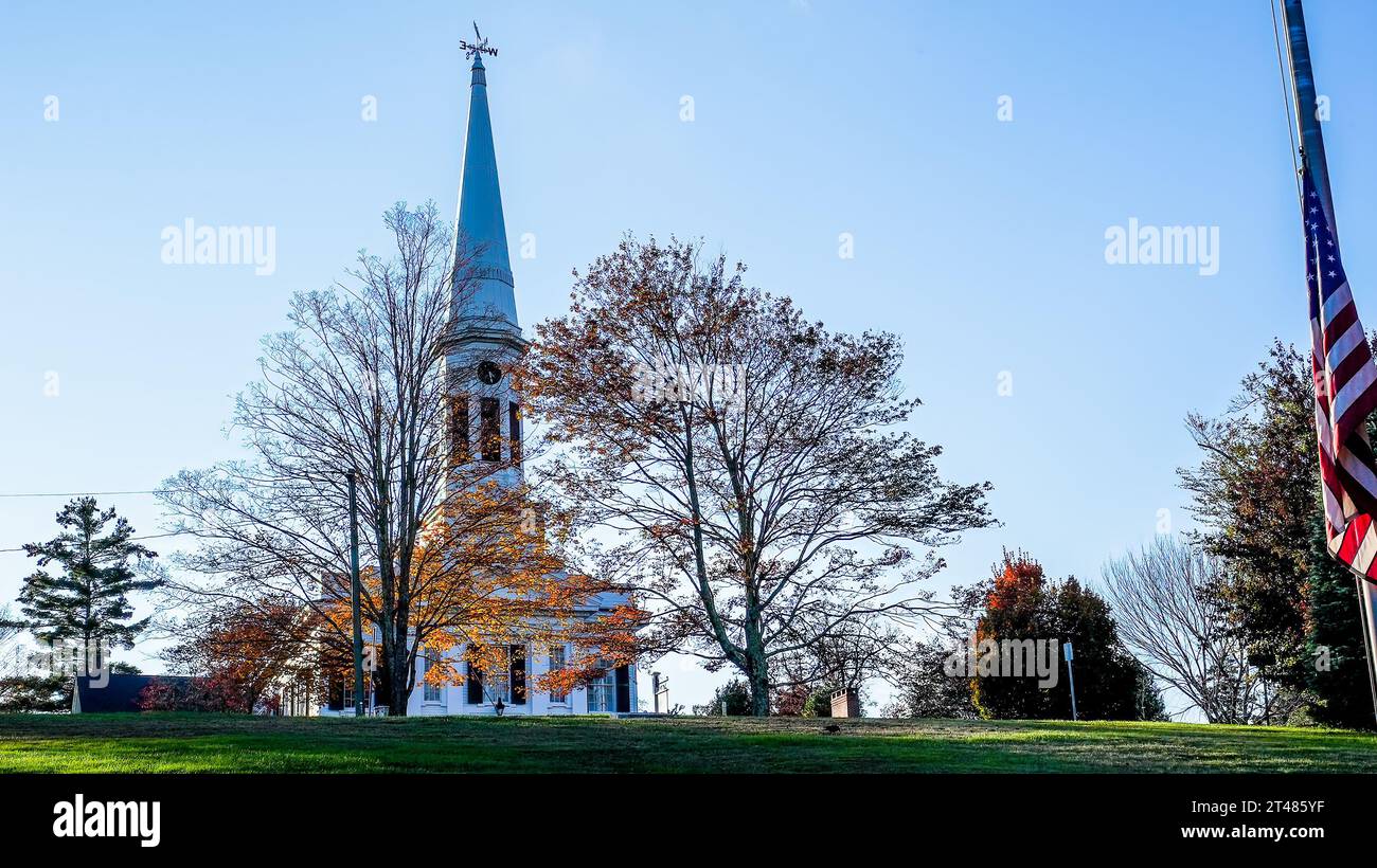 NEW CANAAN, CT, USA - 28. OKTOBER 2023: Gemeindekirche in New Canaan mit herbstlichen Blättern Stockfoto