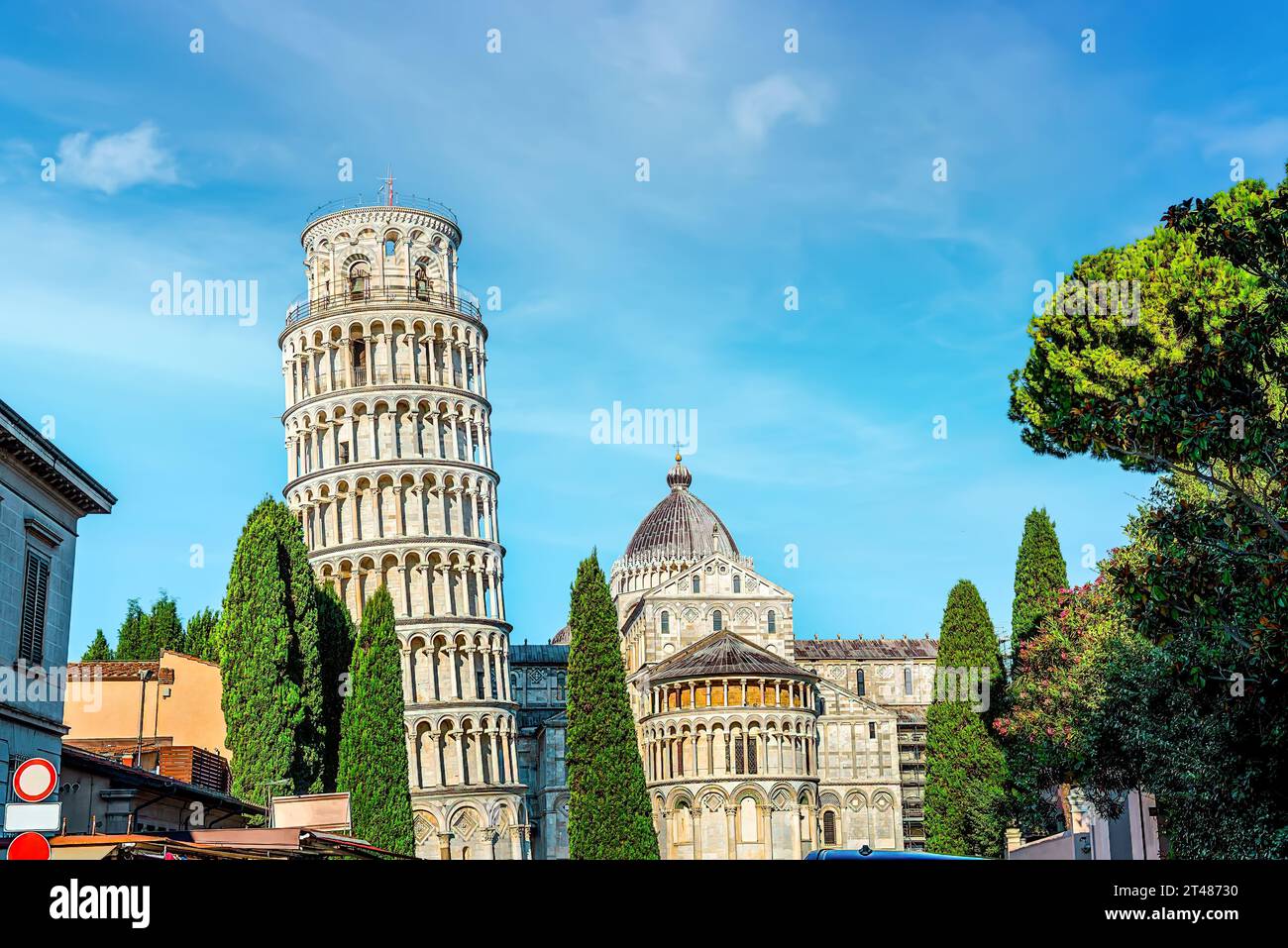 Blick auf die Kathedrale von Pisa und den Schiefen Turm von Pisa von der Piazza dei Miracoli Stockfoto