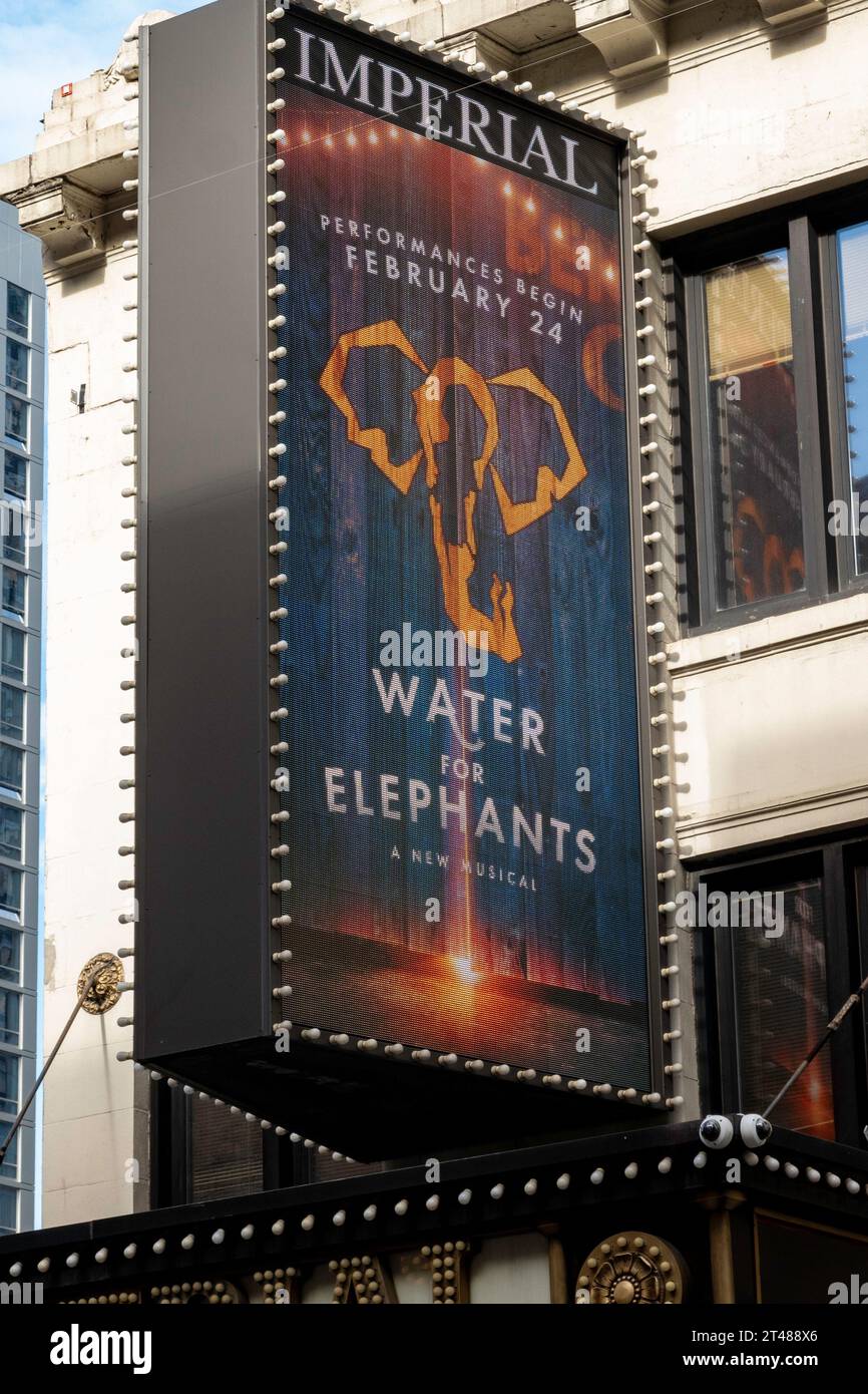 The Imperial Theatre Facade and Marquee Advertising 'Water for Elephants', Times Square, New York City, USA 2023 Stockfoto