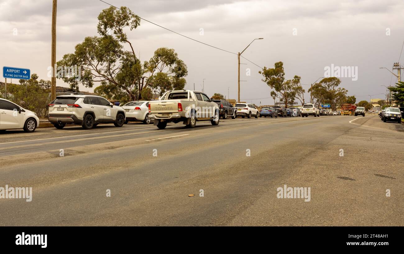 Die Straße führt zum Broken Hill Airport und für die Flying Doctors, die in abgelegenen Teilen von NSW, NSW, Australien, unterwegs sind Stockfoto
