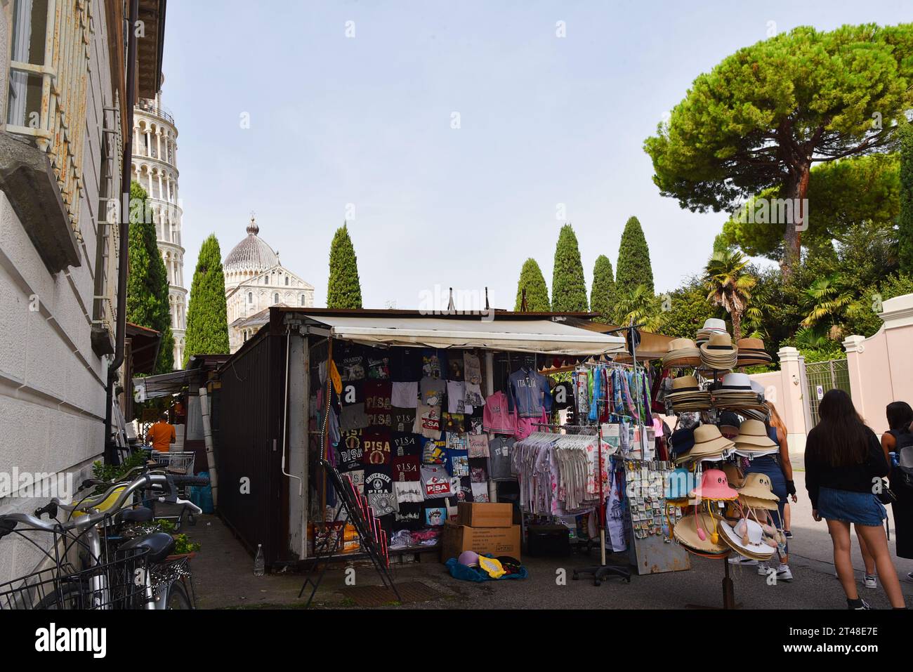Pisa, Italien. September 2023. Ein Souvenirstand in der Nähe des Schiefen Turms von Pisa. Hochwertige Fotos Stockfoto