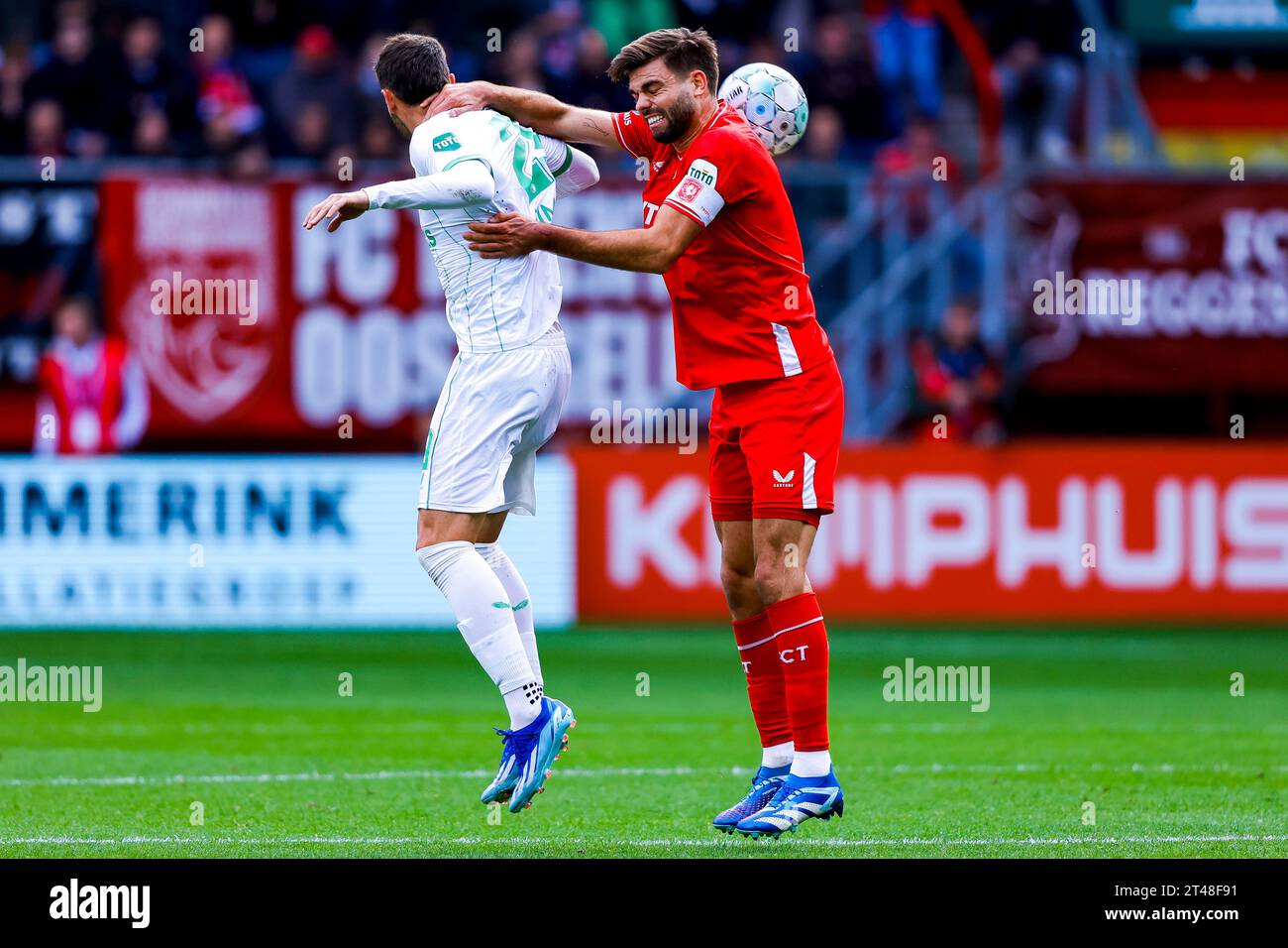 ENSCHEDE, NIEDERLANDE - 29. OKTOBER: Santiago Gimenez (Feyenoord Rotterdam) und Robin Propper (FC Twente) kämpfen um den Ball während der Eredivisie Matte Stockfoto