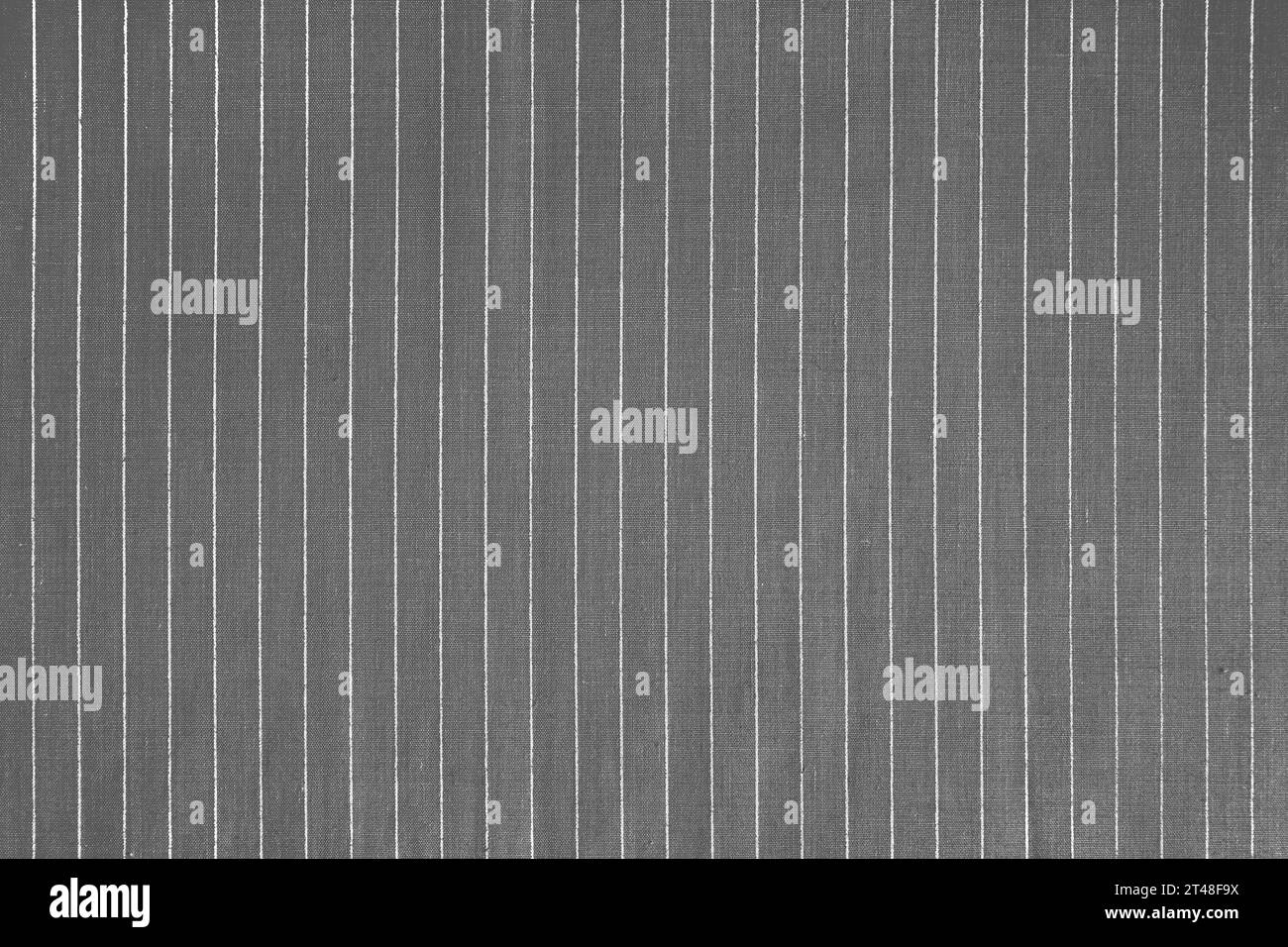 Gestreifter, grau-weißer Textilhintergrund mit Kopierbereich. Hemdstoff, Tischdecke, Kleidungsstück, Polsterung mit klassischem Muster mit li Stockfoto