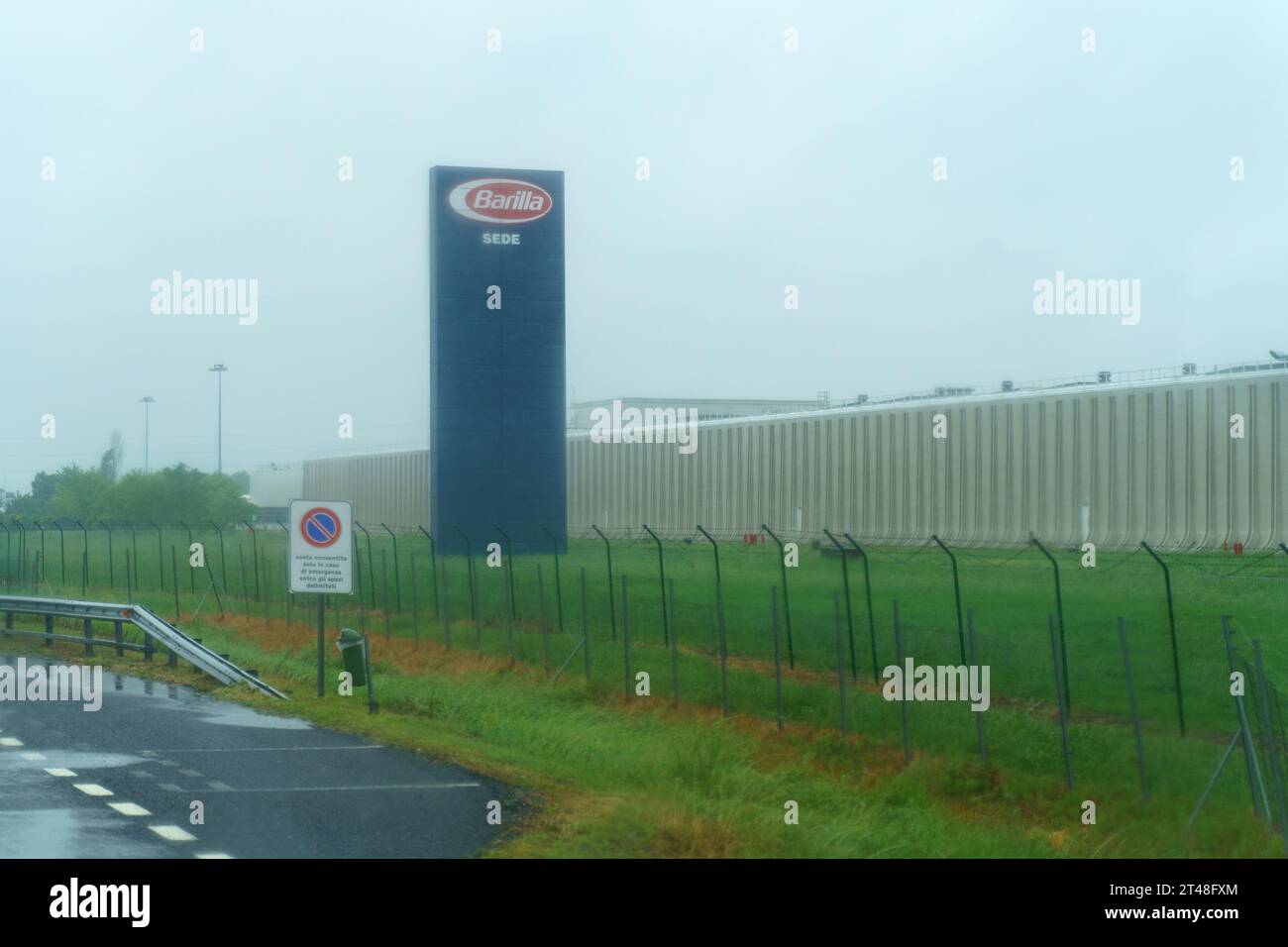 Parma, Italien - 10. Mai 2023: Reklametafeln für das Lebensmittelunternehmen Barilla, in der Nähe der Produktionsgebäude. Stockfoto