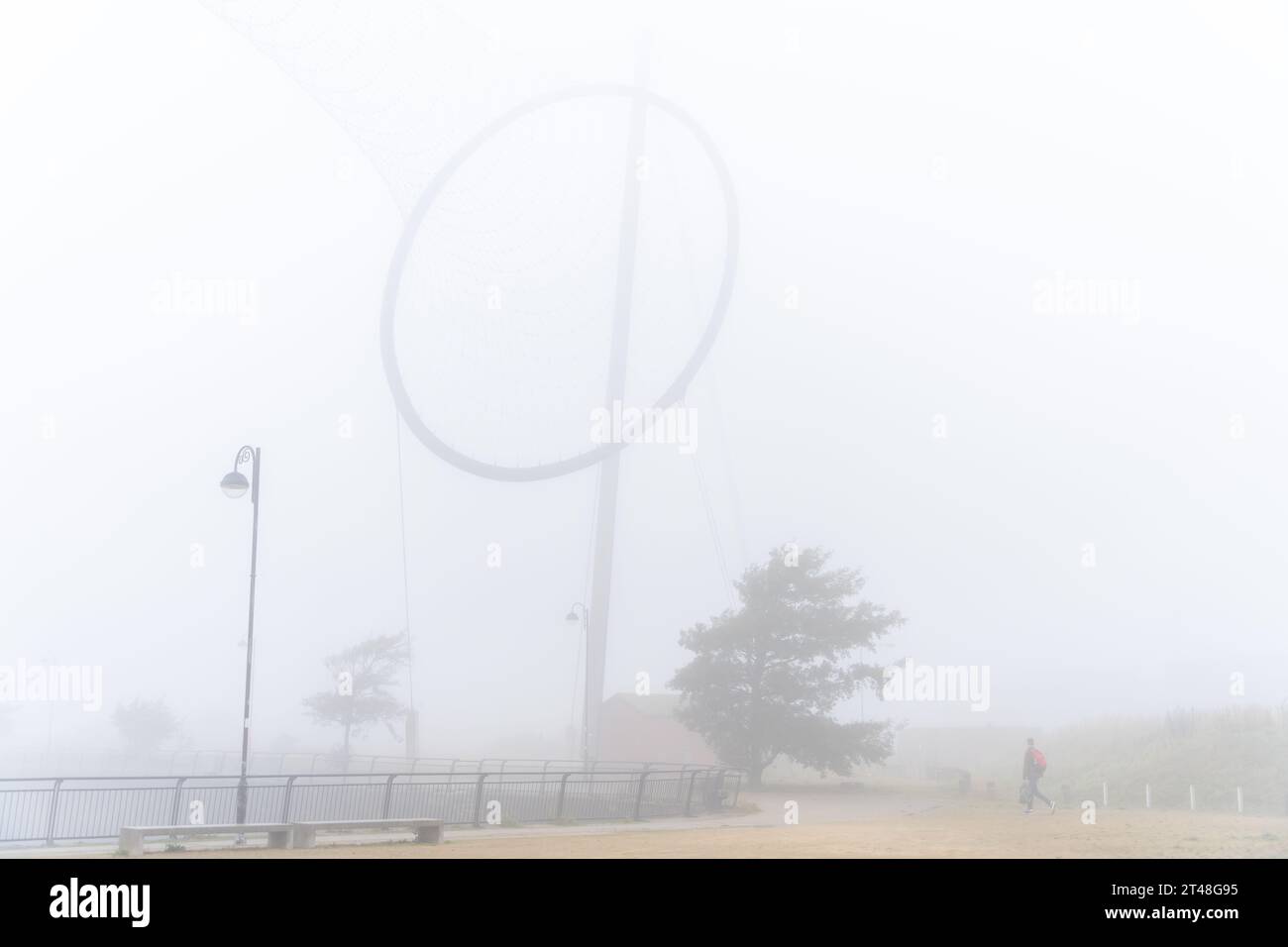 Detail der Temenos-Skulptur von Anish Kapoor und Cecil Balmond, ein Wahrzeichen in Teesside, in Middlesbrough, Großbritannien, gehüllt in Nebel Stockfoto