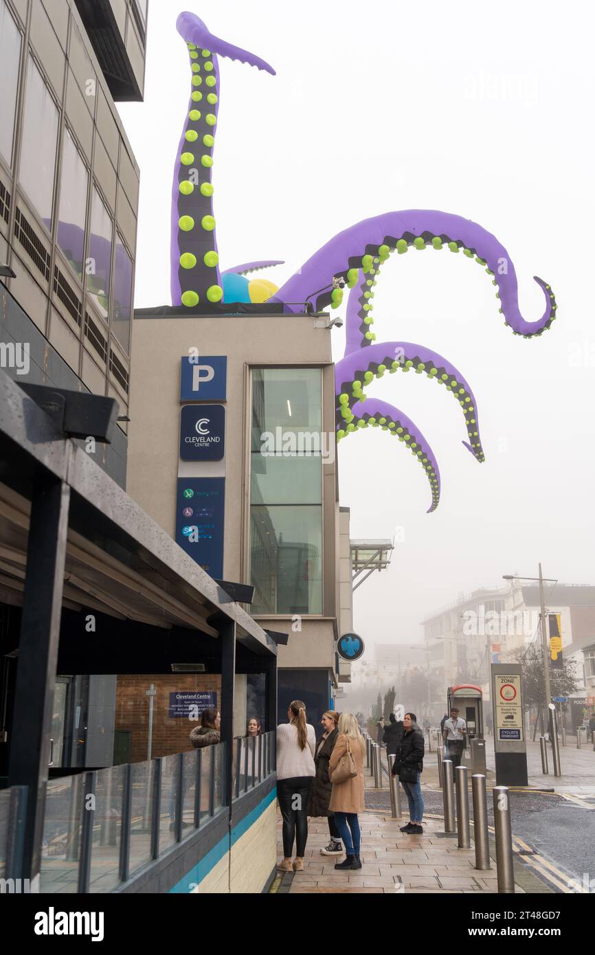 MonsterBoro öffentliche Kunstinstallation aufblasbarer Kreaturen, einige mit Tentakeln, auf Gebäuden in Middlesbrough, Großbritanniens Stadtzentrum, nach Entwürfen in Air. Stockfoto