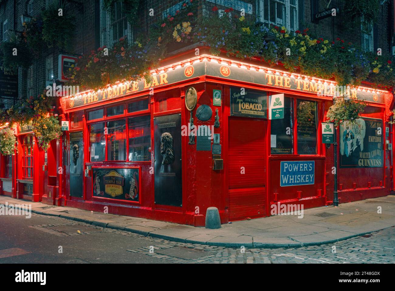 Der Temple Bar Pub ist ein traditioneller irischer Pub in Dublin, Irland, der für seine Live-Musik, lebhafte Atmosphäre und die berühmte Whiskey-Auswahl berühmt ist. Stockfoto