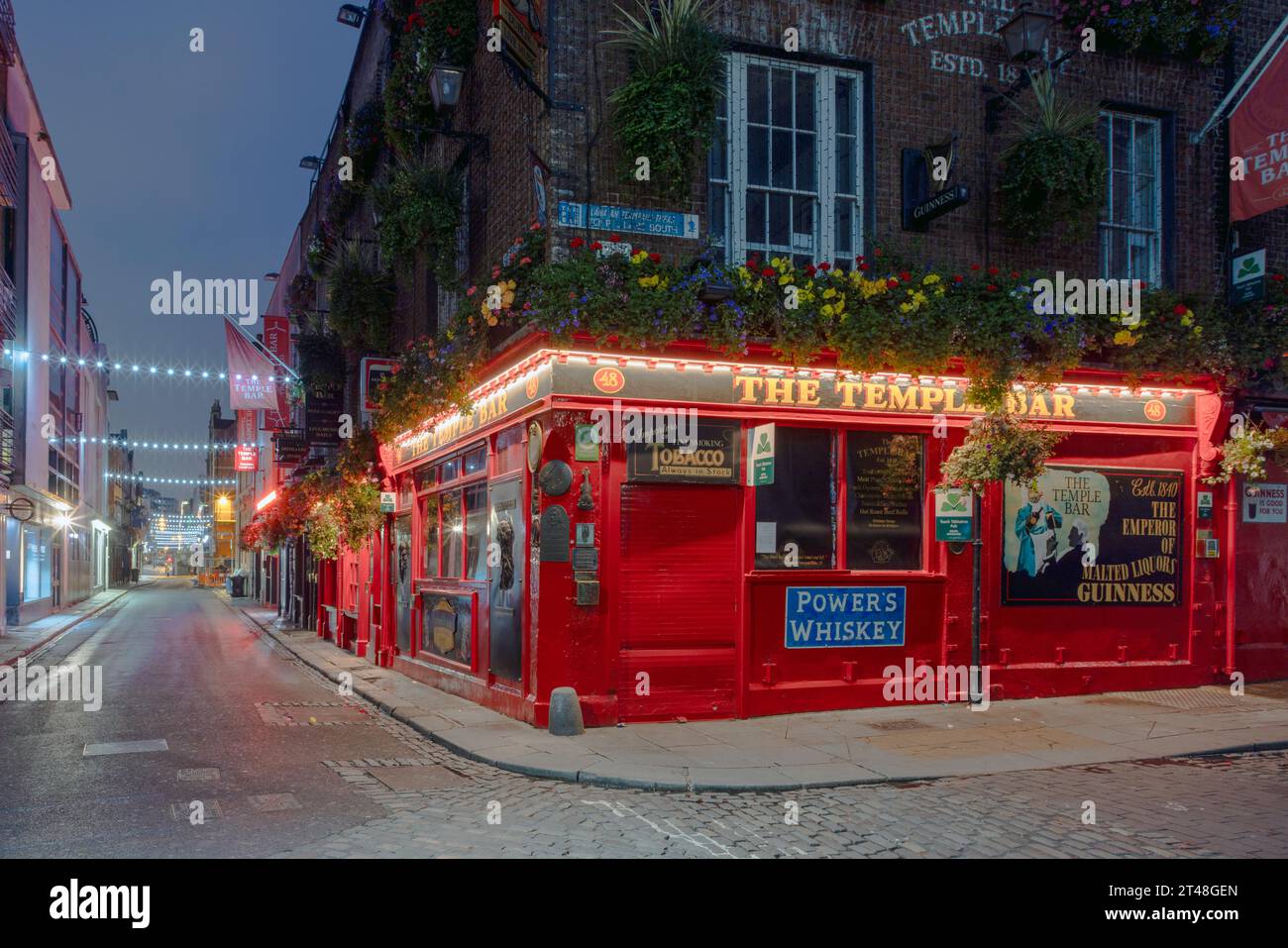 Der Temple Bar Pub ist ein traditioneller irischer Pub in Dublin, Irland, der für seine Live-Musik, lebhafte Atmosphäre und die berühmte Whiskey-Auswahl berühmt ist. Stockfoto
