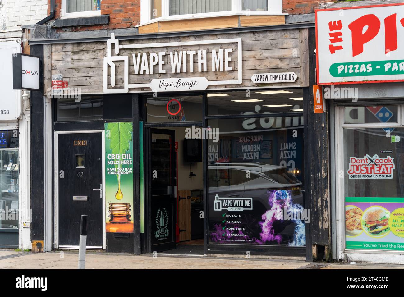 Vape With Me - eine Vape Lounge an der Linthorpe Road, Middlesbrough, Großbritannien, wo die Menschen drinnen gemeinsam verdampfen können. Stockfoto