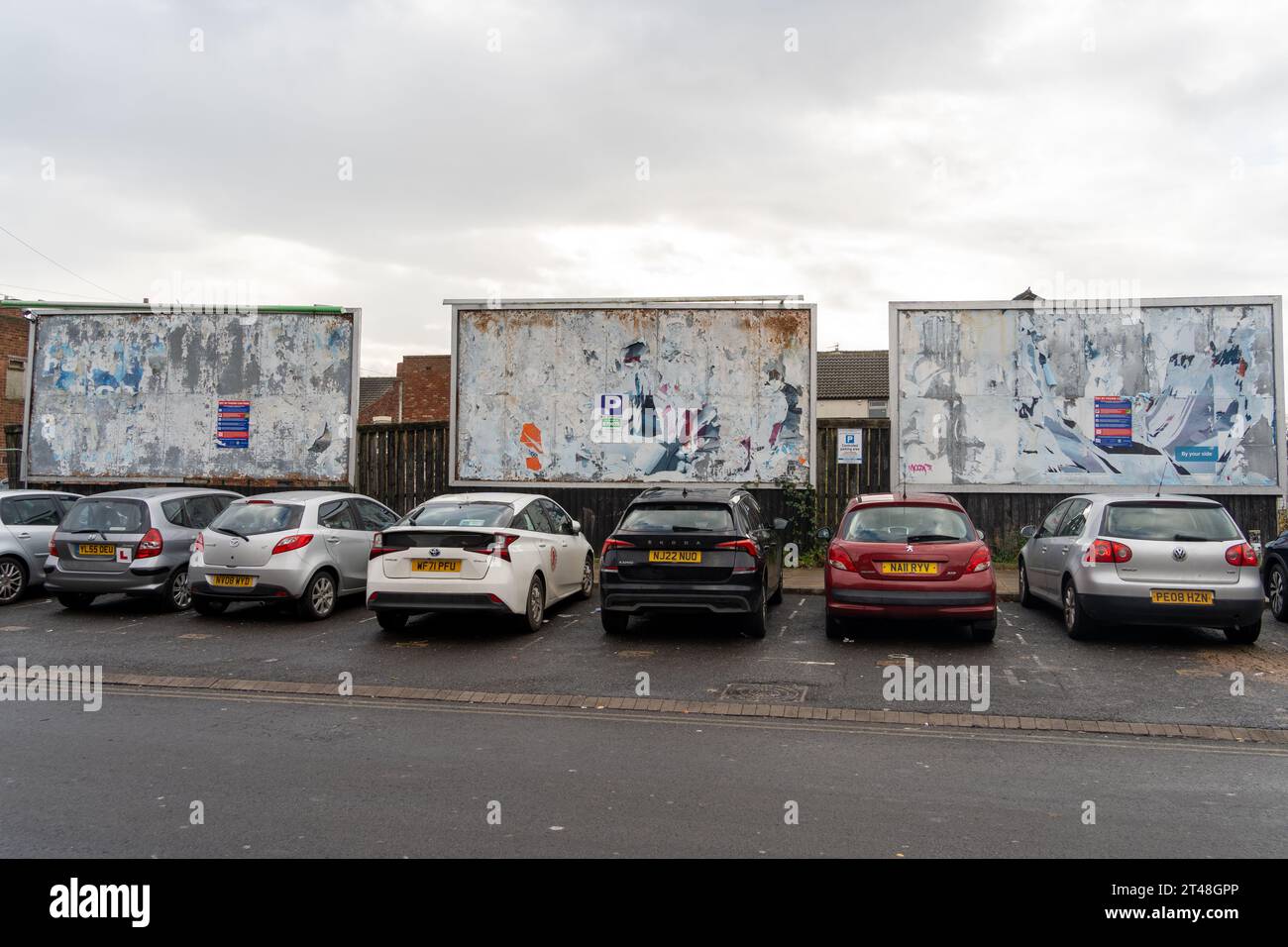 Kostenpflichtiger Parkplatz im Stadtzentrum von Middlesbrough, Großbritannien, mit ungenutzten Werbetafeln. Stockfoto