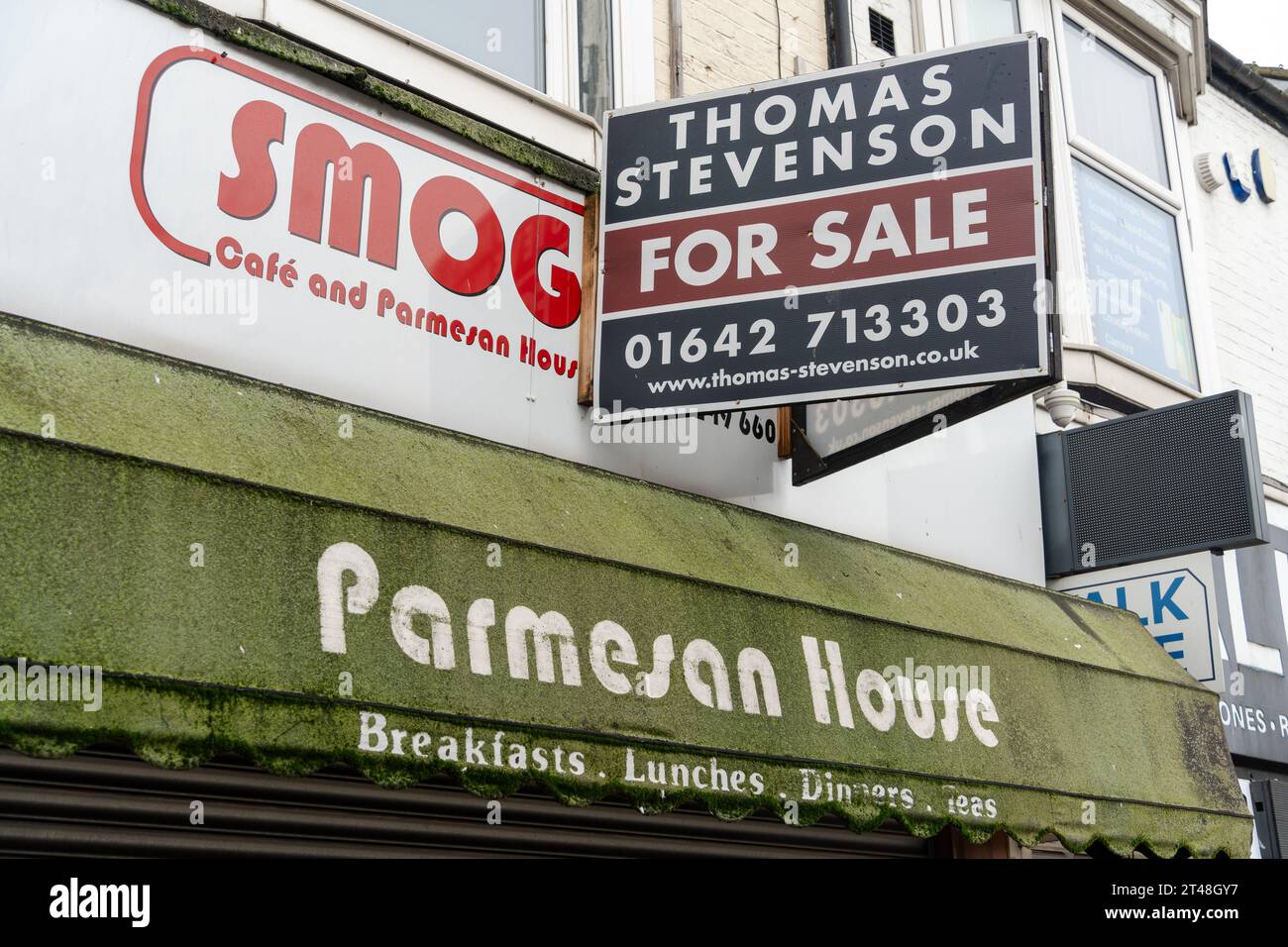 In einem stillgelegten Restaurant Smoggies Parmesan House in Middlesbrough, Großbritannien, wächst grünes Moos auf seinem Baldachin. Das Konzept des Todes der Hauptstraße Stockfoto