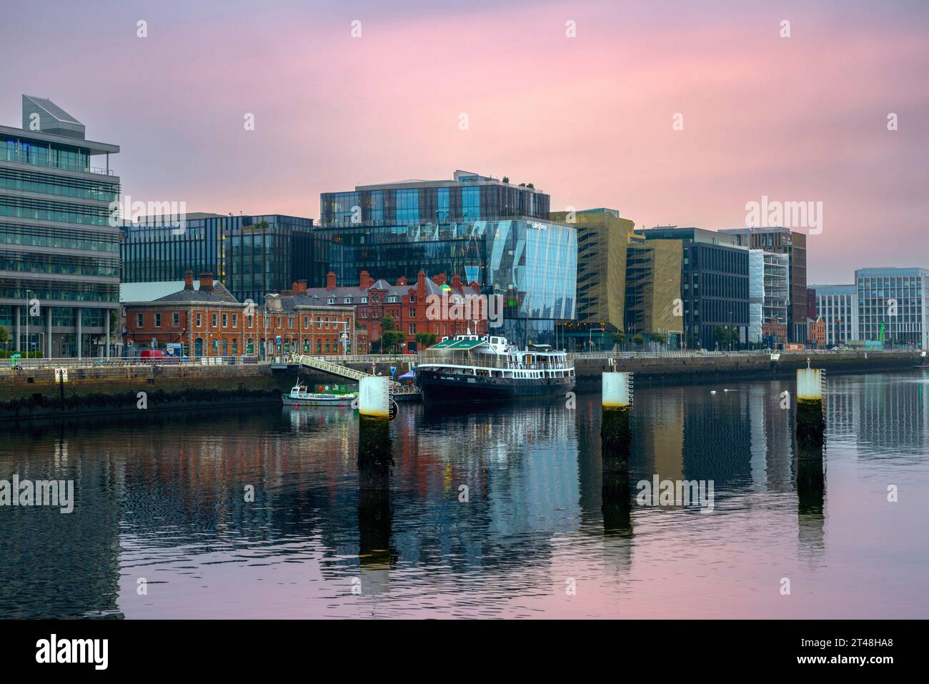 Dublin Docklands ist ein lebendiges und sich rasch entwickelndes Stadtgebiet mit moderner Architektur und innovativen Unternehmen. Stockfoto