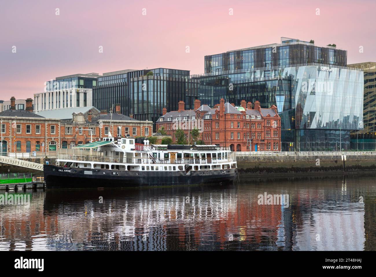 Dublin Docklands ist ein lebendiges und sich rasch entwickelndes Stadtgebiet mit moderner Architektur und innovativen Unternehmen. Stockfoto