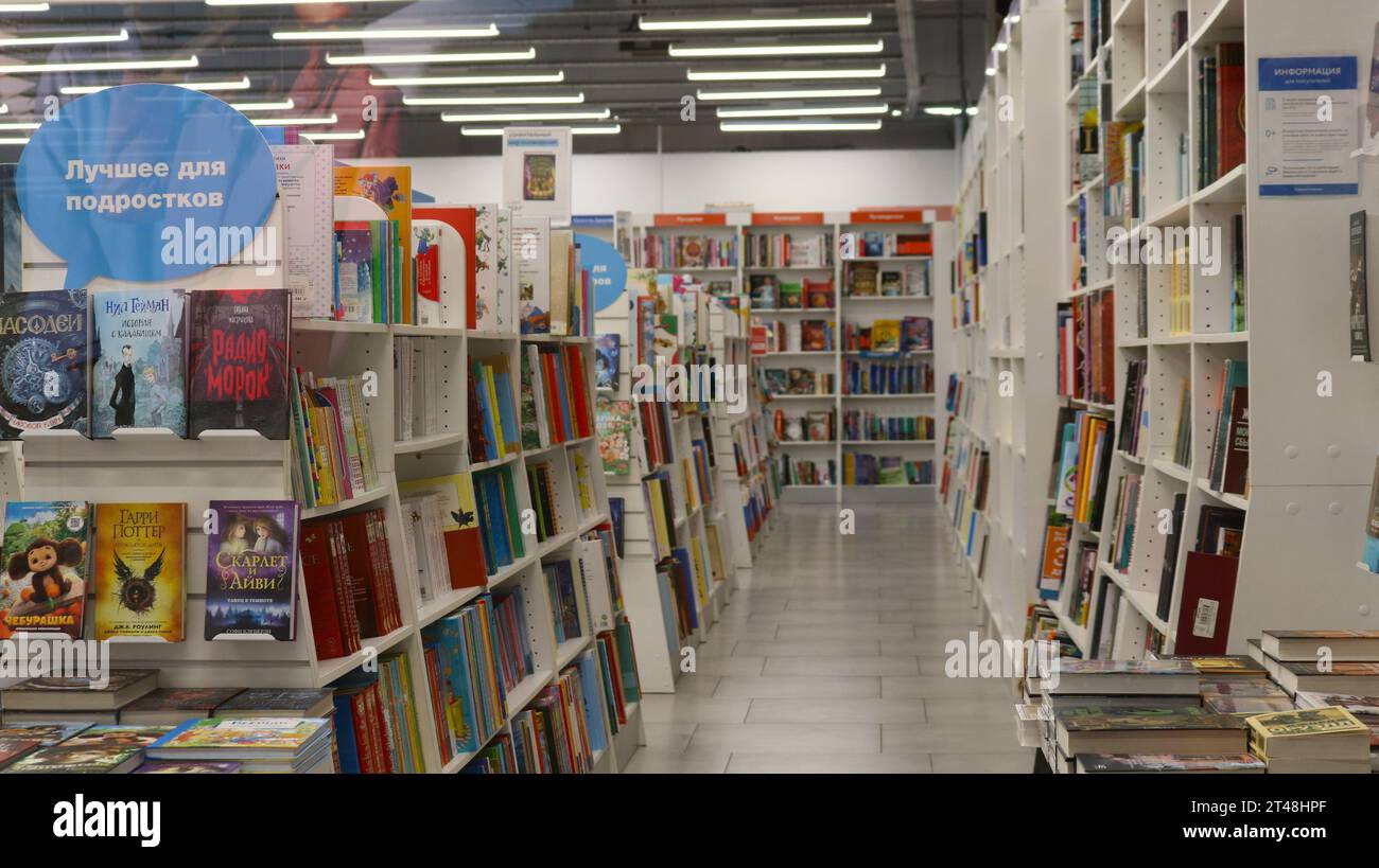 Maykop, Adygea, Russland: 03. November 2023 - Buchreihen in der Abteilung, die Bücher auf Russisch verkaufen, mit der Aufschrift „am besten für Teenager“ Stockfoto