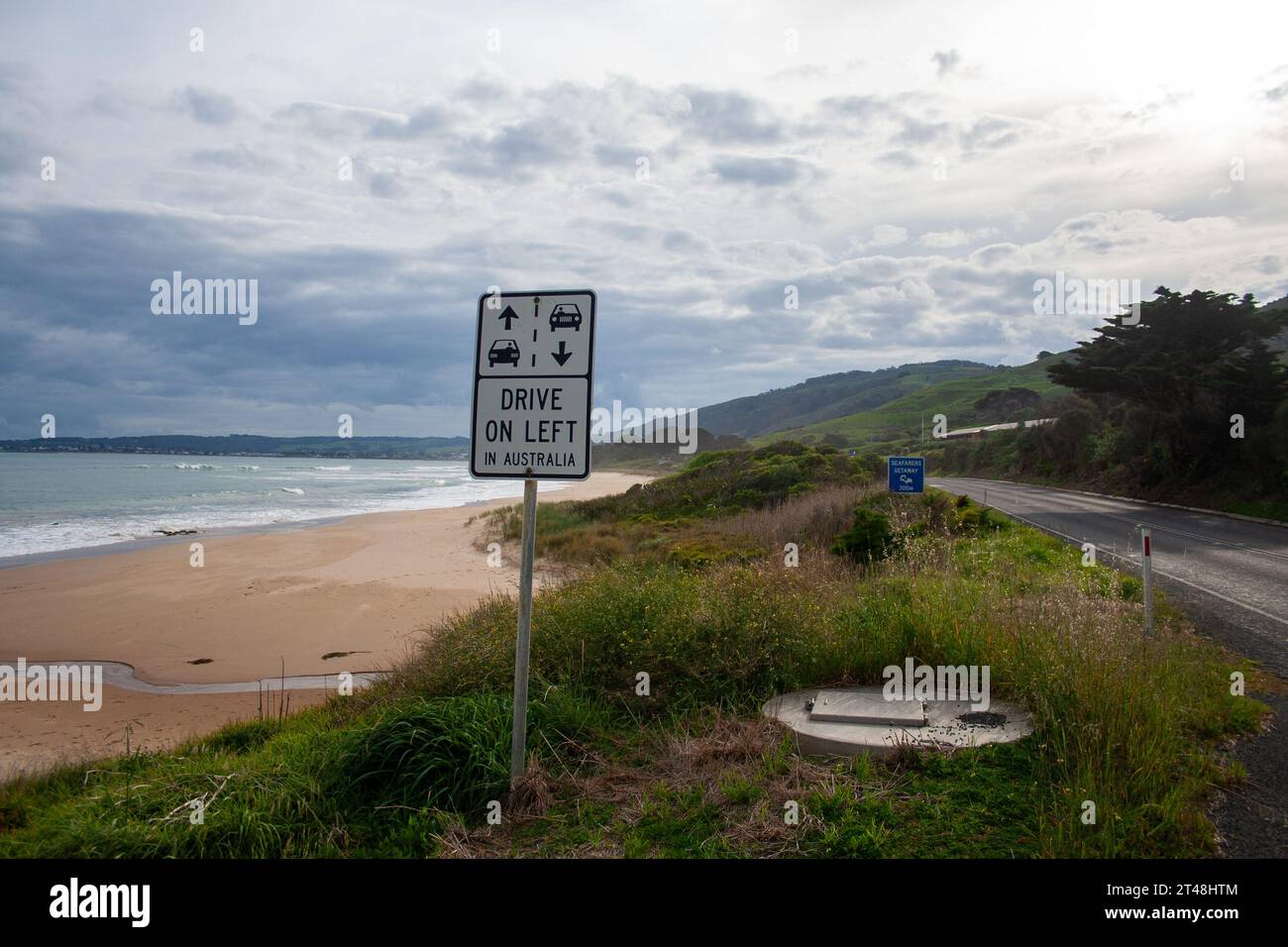 Fahren Sie auf der Great Ocean Road nach links, in der Nähe des Great Otway National Park, Victoria. Stockfoto Fahren Sie auf der Great Ocean Road nach links, in der Nähe des Great Otway National Park, Victoria. Stockfoto