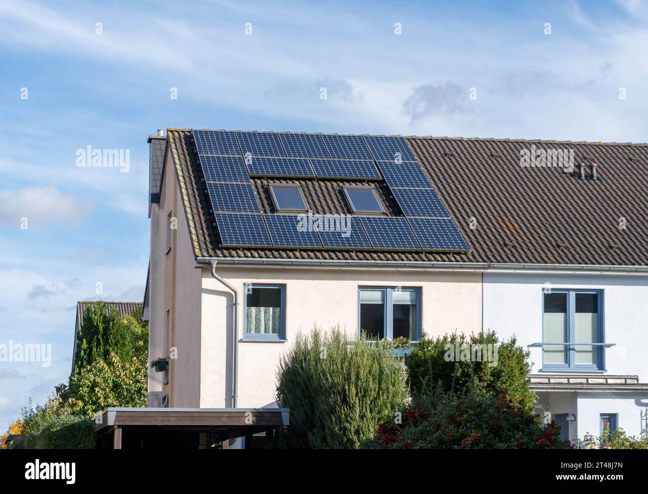 Stadthaus mit Solarpaneelen auf dem Dach Stockfoto