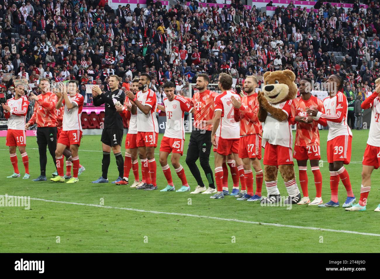 MÜNCHEN, Deutschland - 28. OKTOBER 2023: Feier des FcBayern nach 8:0 gegen den SV Darmstadt 98, Placers 1 Manuel neuer, Keeper, Torwart, 3 Minjae KIM, 4 Matthijs de LIGT, 6 Joshua Kimmich, 9 Harry KANE, 10 Leroy SANE, 11 Kingsley COMAN, 19 Alphonso DAVIES, 25 Thomas Müller, Müller, 27 Konrad LAIMER, 40 Noussair MAZRAOUI, 42 Jamal MUSIALA, 18 Daniel PERETZ (Ersatztorwart), 26 Sven ULREICH (Ersatztorwart), 13 Eric Maxim CHOUPO-MOTING, 20 Bouna SARR, 39 Mathys TEL, 41 Frans KRÄTZIG, KRAETZIG, 45 Aleksandar PAVLOVIC und das FcBayern-Maskottchen Bernie nach dem Bundesliga-Fußball-Spiel zwischen den beiden Stockfoto