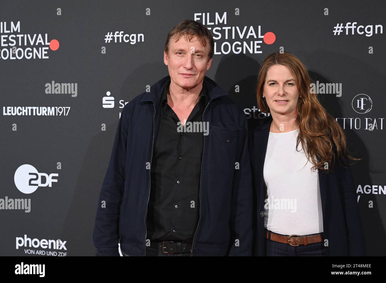 Schauspieler Oliver Masucci und Partnerin Tanit Koch kommt zu der Veranstaltung der Film Festival Cologne Awards *** Schauspieler Oliver Masucci und Partner Tanit Koch kommen zur Veranstaltung der Film Festival Cologne Awards Credit: Imago/Alamy Live News Stockfoto