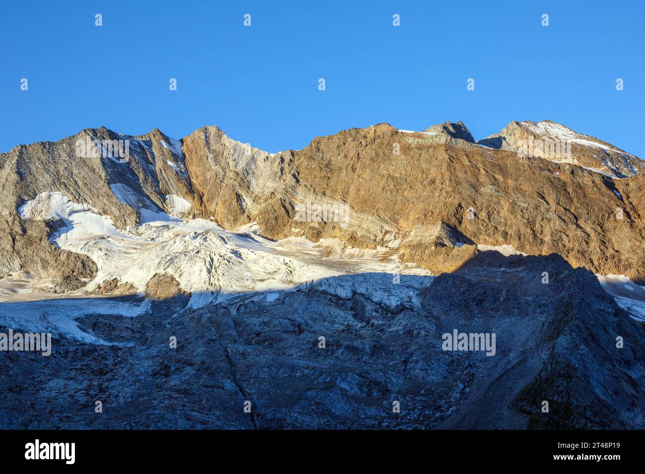 Blick auf die Hochfeiler (Gran Pilastro). Schlegeiskees Gletscher. Seracs, Spalten, glatte Felsen. Zillertaler Alpen. Tirol. Österreich. Europa. Stockfoto