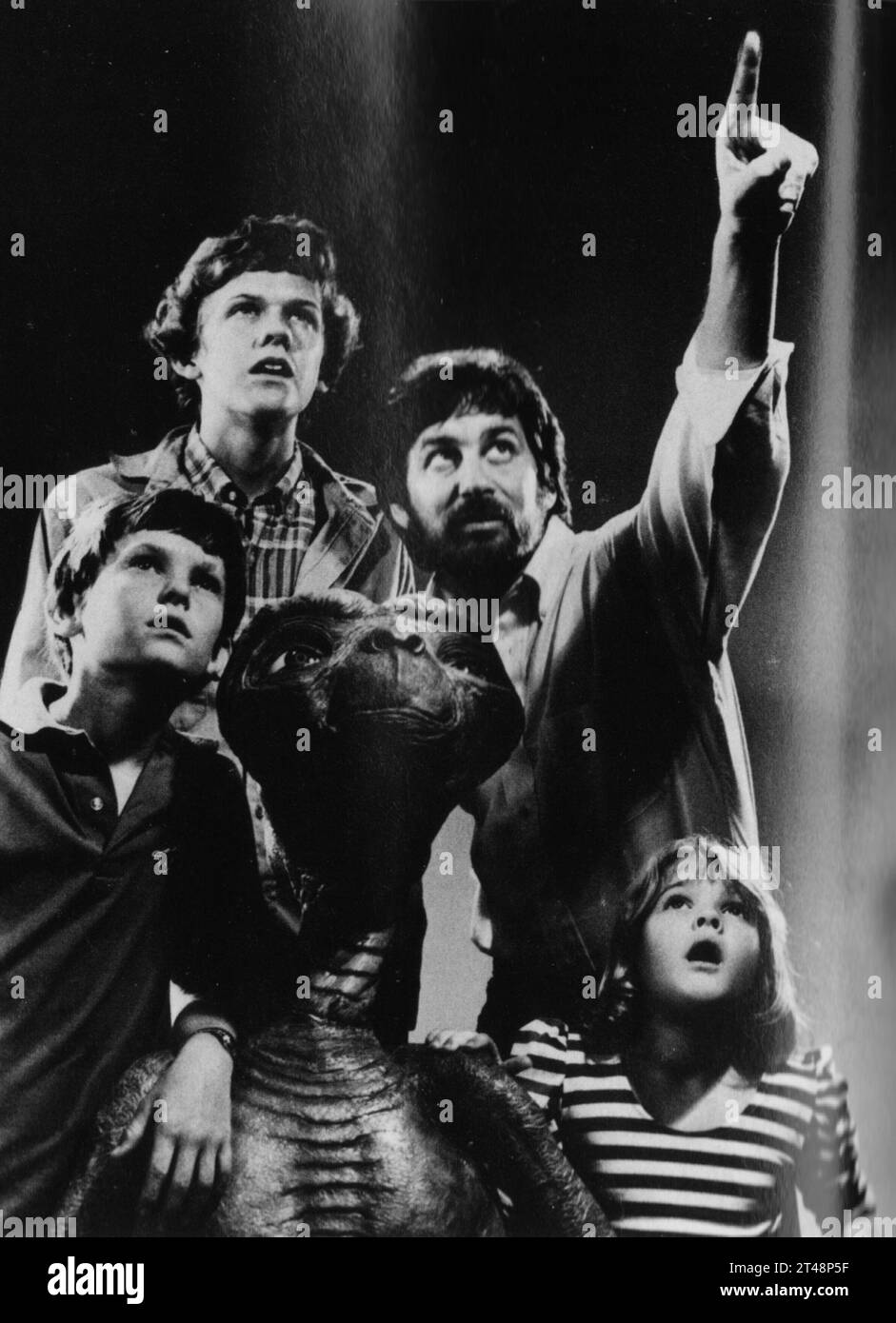 STEVEN SPIELBERG, DRAW BARRYMORE, ROBERT MACNAUGHTON UND HENRY THOMAS IN E. T. THE EXTRA-TERRESTRIAL (1982), REGIE: STEVEN SPIELBERG. Quelle: UNIVERSELLE BILDER/Album Stockfoto