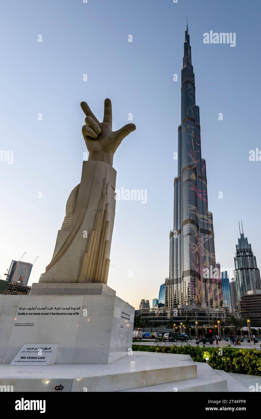 Vereinigte Arabische Emirate, Dubai, 13. Juni 2016. Statue mit 3 Fingern und Burj Khalifa LED-Fassade mit speziellem Design, Dubai, Vereinigte Arabische Emirate Stockfoto