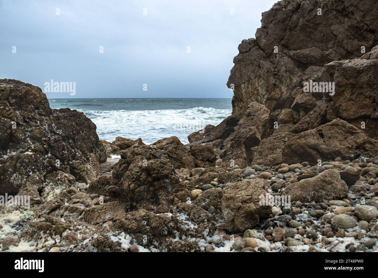 Ordovizianer-alter dolomitischer Felsbogen in der Nähe des parsons-Teichs und der flachen Bucht nördlich von Gros Morne Stockfoto