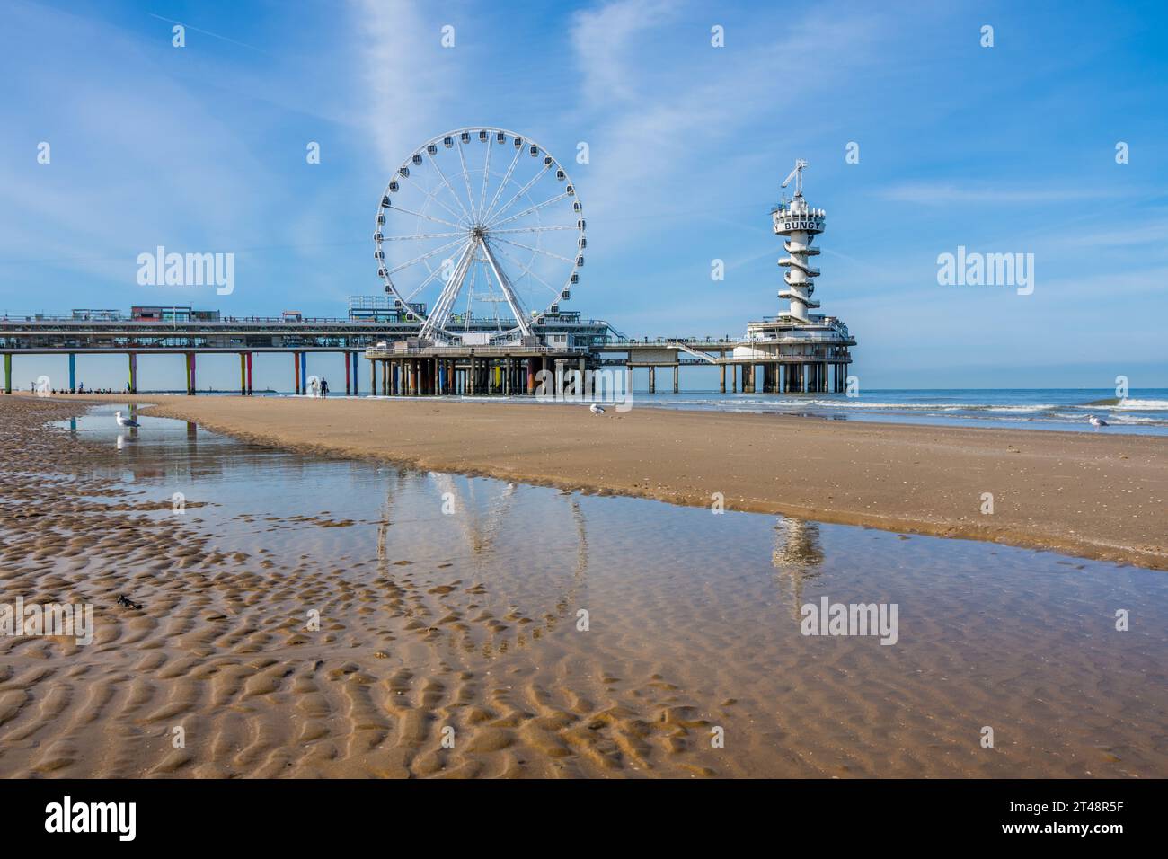Scheveningen Pier vom Sandstrand aus gesehen, den Haag, Niederlande Stockfoto
