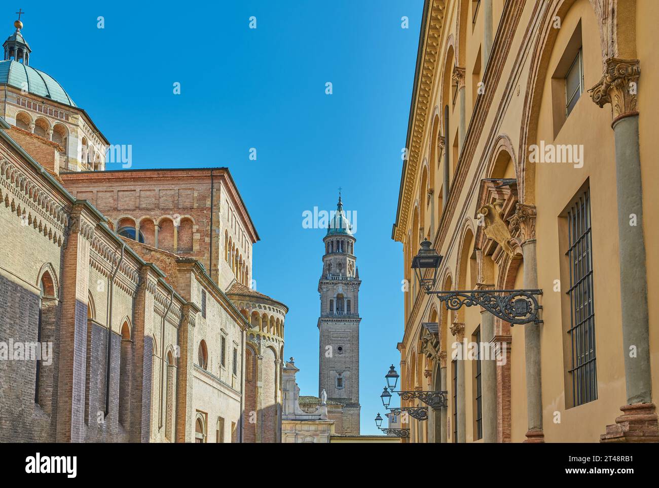 Parma, Italien, Blick auf den Glockenturm der Kirche San Giovanni mit der Seitenfassade der Kathedrale auf der linken Seite und einem alten Adelspalast auf der Stockfoto
