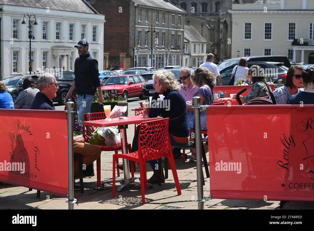 Leute im Straßencafé, Bury St edmunds Stockfoto