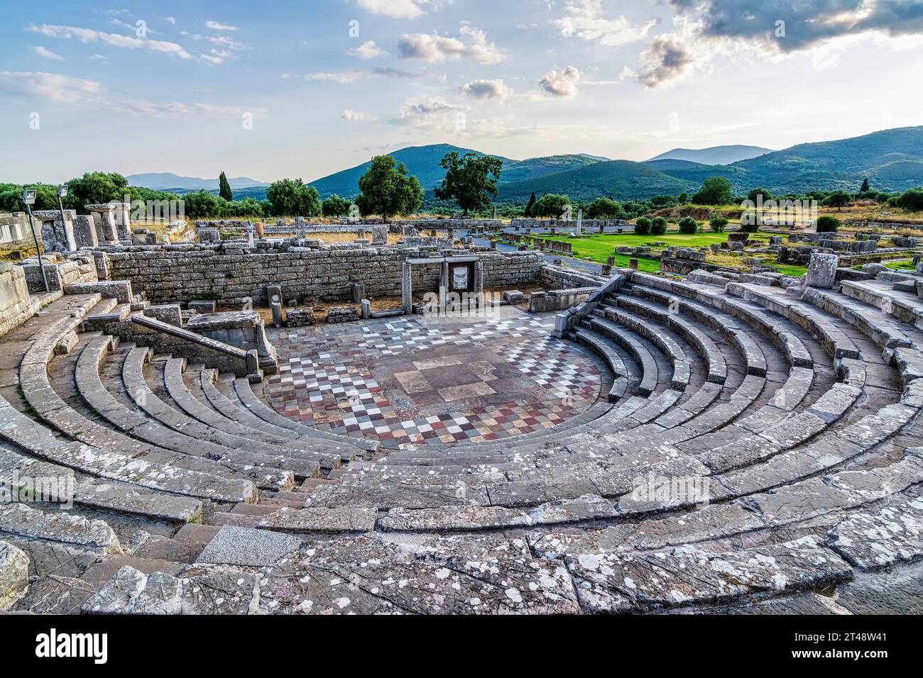 Theaterbau im antiken Messene, Präfektur Messinia, Peloponnes, Griechenland. Das antike Messini wurde 371 v. Chr. nach dem thebanischen General gegründet Stockfoto