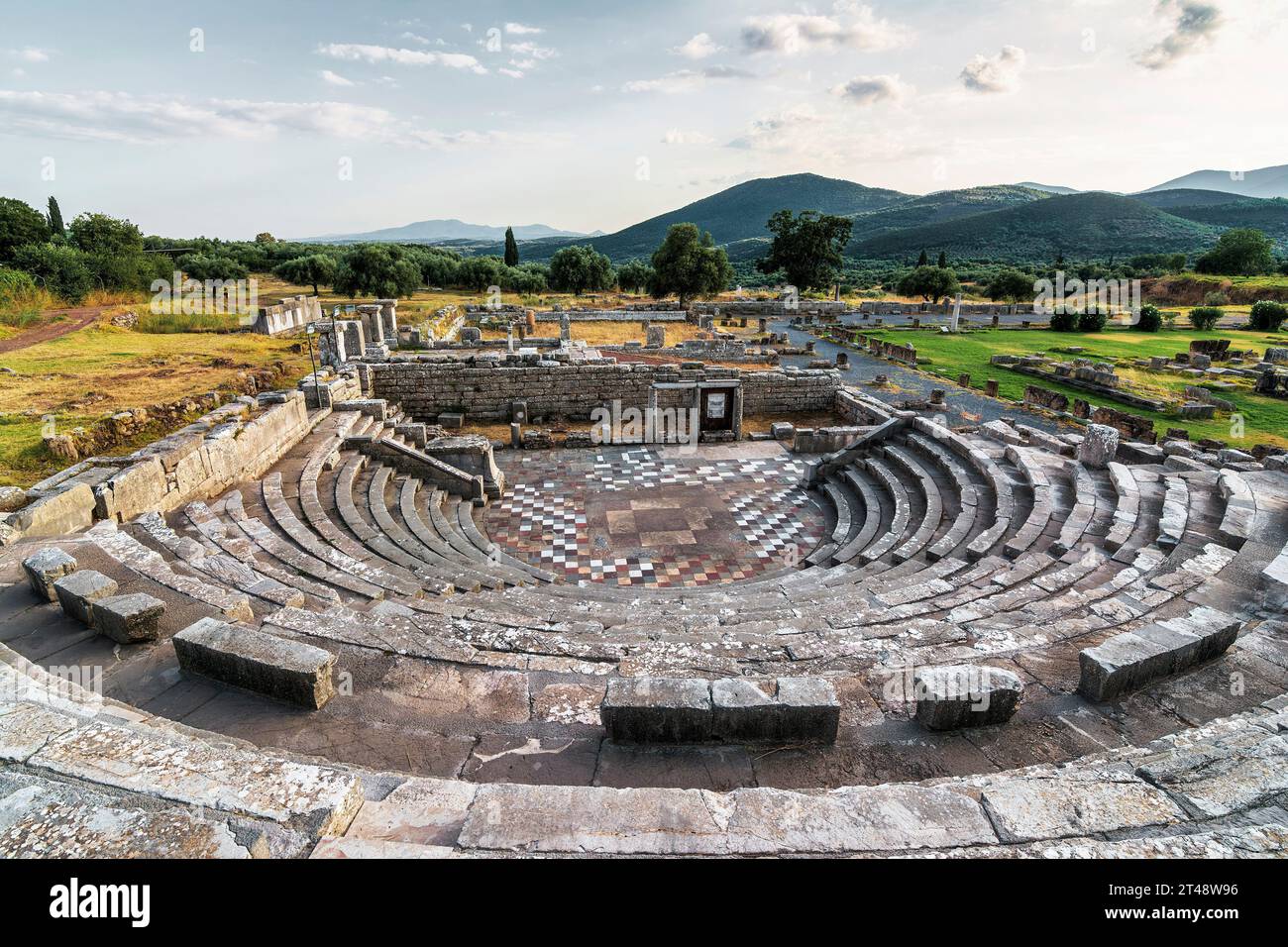 Theaterbau im antiken Messene, Präfektur Messinia, Peloponnes, Griechenland. Das antike Messini wurde 371 v. Chr. nach dem thebanischen General gegründet Stockfoto