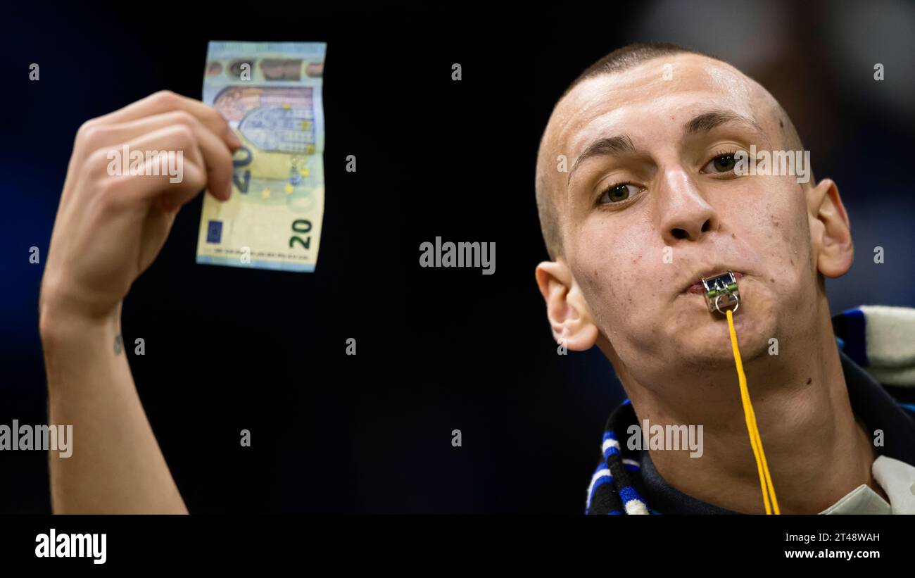 Mailand, Italien. 29. Oktober 2023. Ein Fan des FC Internazionale pfeift und winkt beim warm Up vor dem Fußballspiel der Serie A zwischen dem FC Internazionale und AS Roma eine 20-Euro-Note gegen Romelu Lukaku von AS Roma. Quelle: Nicolò Campo/Alamy Live News Stockfoto