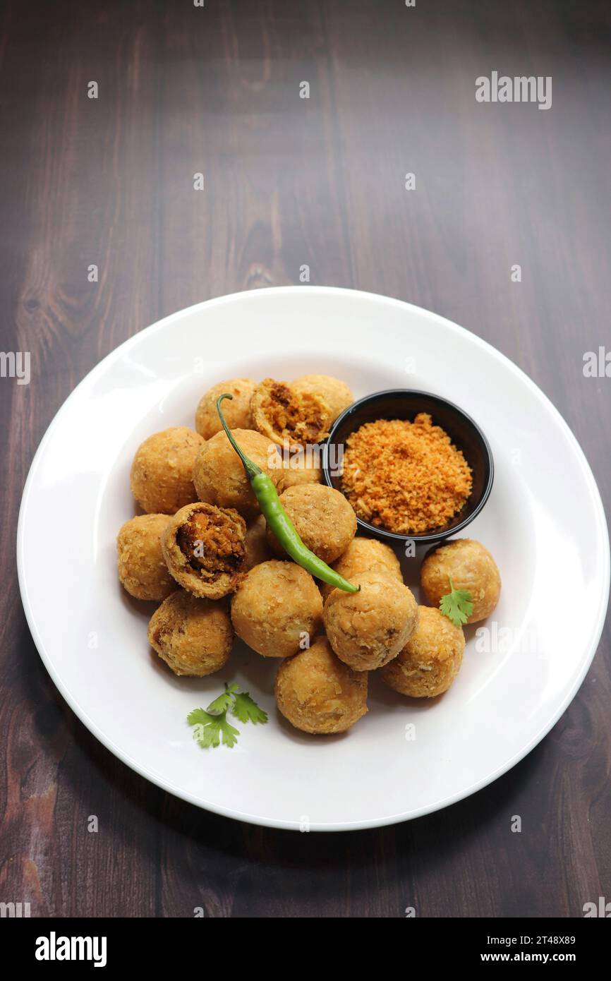 Dry Kachori ist eine frittierte knusprige und knusprige Kugeln aus maida-Mehl, gefüllt mit einer scharfen Mischung aus Gramm Mehl, sev, Linsen und Tamarindenchutney. Stockfoto
