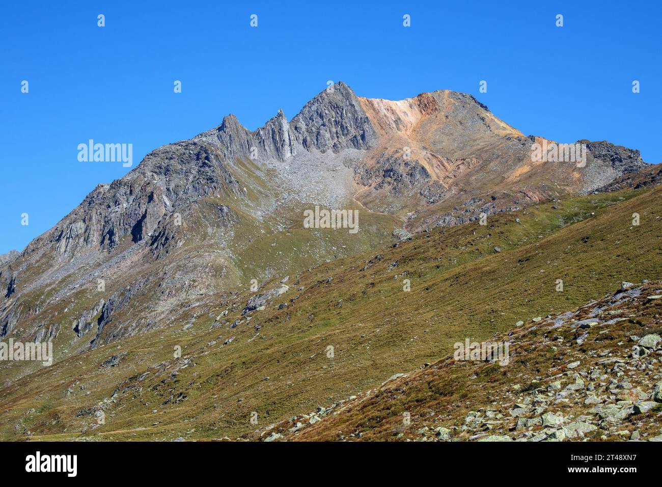 Blick auf den Gipfel der Croda Rossa (oder Rotbachlspitze). Alpen. Europa. Stockfoto