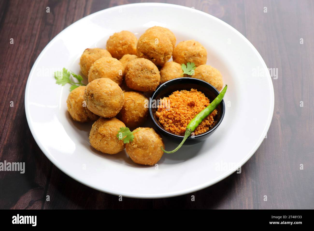 Dry Kachori ist eine frittierte knusprige und knusprige Kugeln aus maida-Mehl, gefüllt mit einer scharfen Mischung aus Gramm Mehl, sev, Linsen und Tamarindenchutney. Stockfoto