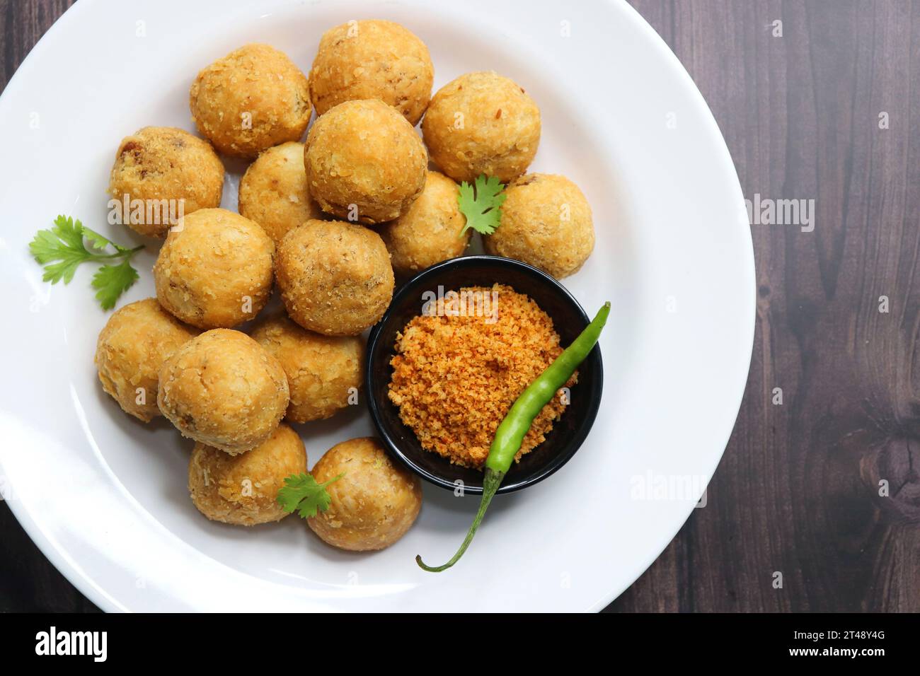 Dry Kachori ist eine frittierte knusprige und knusprige Kugeln aus maida-Mehl, gefüllt mit einer scharfen Mischung aus Gramm Mehl, sev, Linsen und Tamarindenchutney. Stockfoto