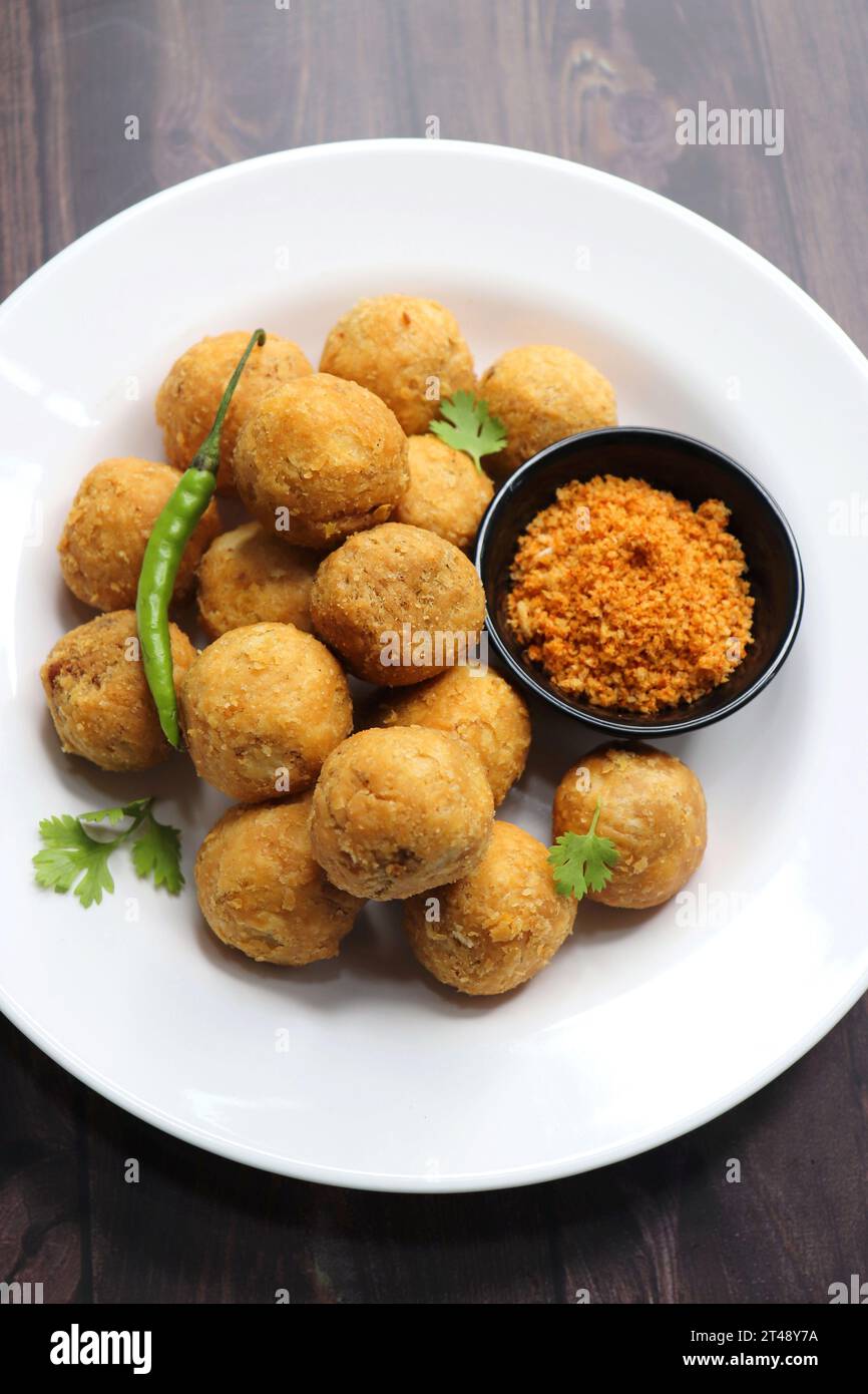 Dry Kachori ist eine frittierte knusprige und knusprige Kugeln aus maida-Mehl, gefüllt mit einer scharfen Mischung aus Gramm Mehl, sev, Linsen und Tamarindenchutney. Stockfoto